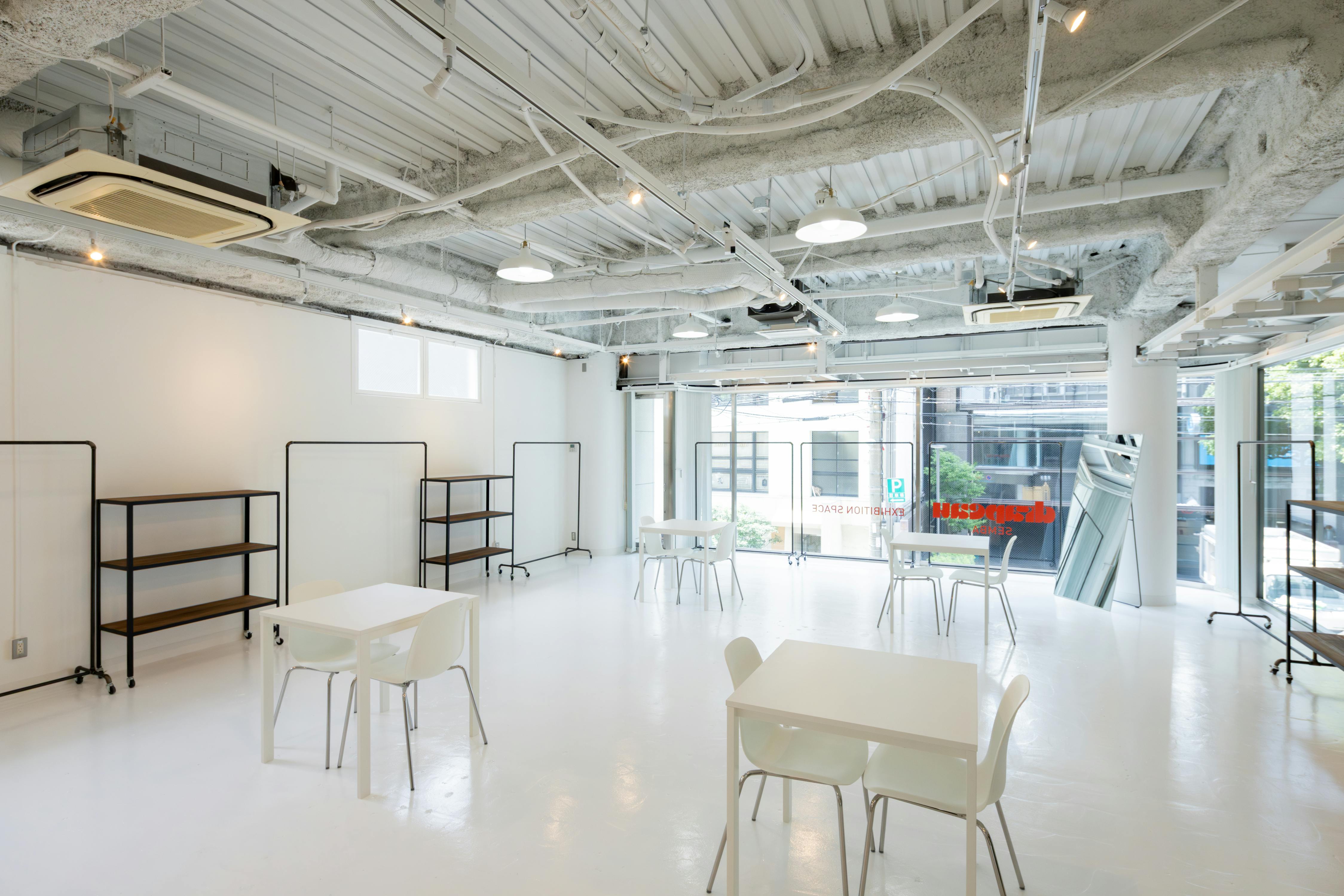 【心斎橋駅5分】招待制のファッション系展示販売会やアート系展示会に最適な白を基調とした清潔感のあるレンタルスペース