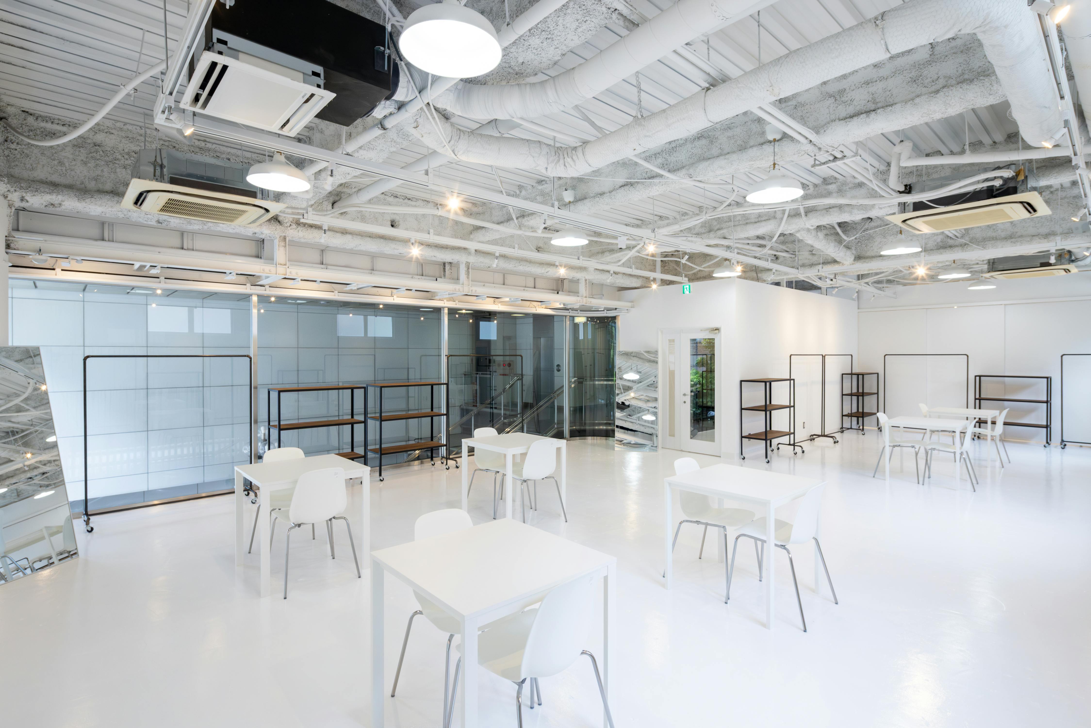 【心斎橋駅5分】招待制のファッション系展示販売会やアート系展示会に最適な白を基調とした清潔感のあるレンタルスペース