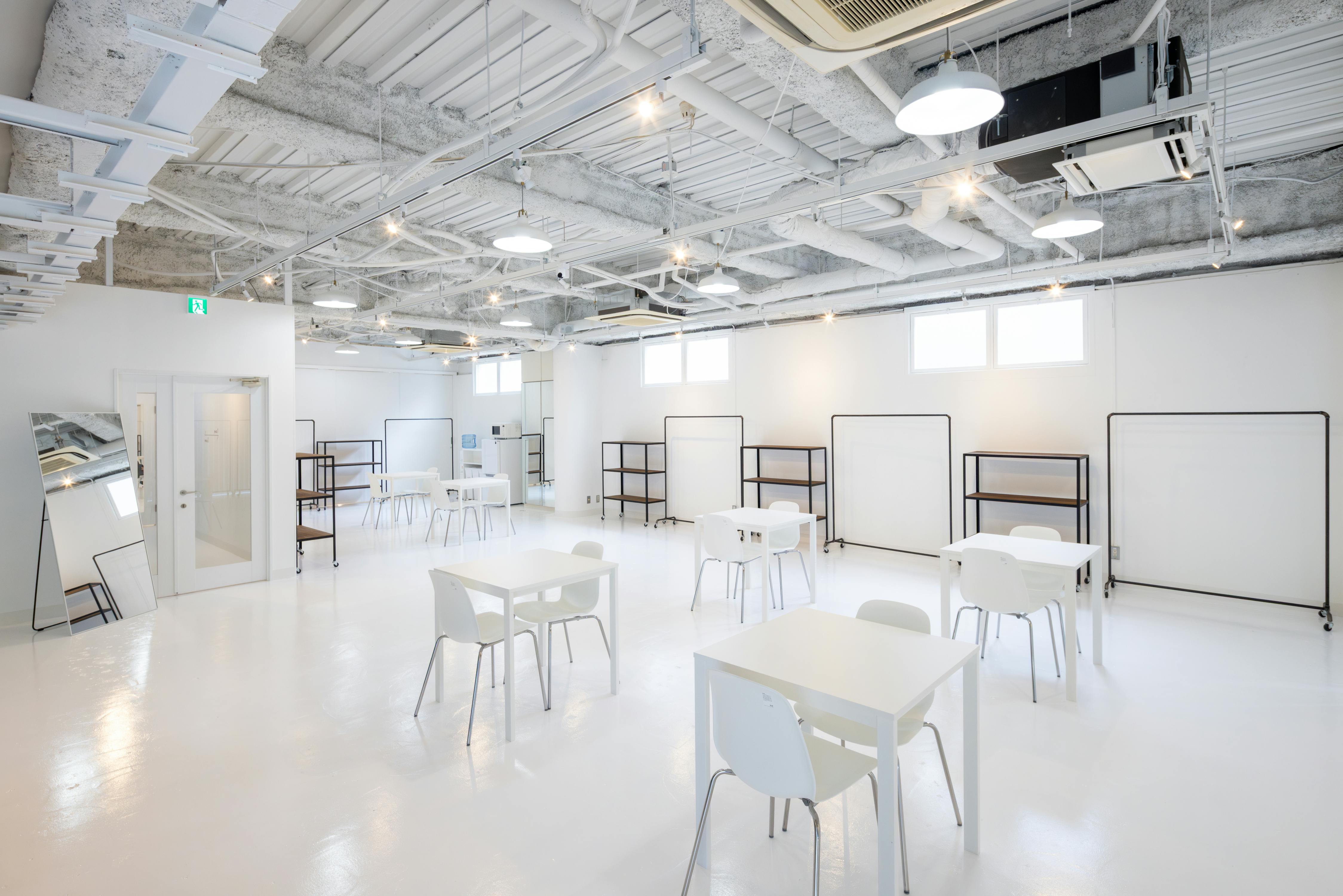 【心斎橋駅5分】招待制のファッション系展示販売会やアート系展示会に最適な白を基調とした清潔感のあるレンタルスペース