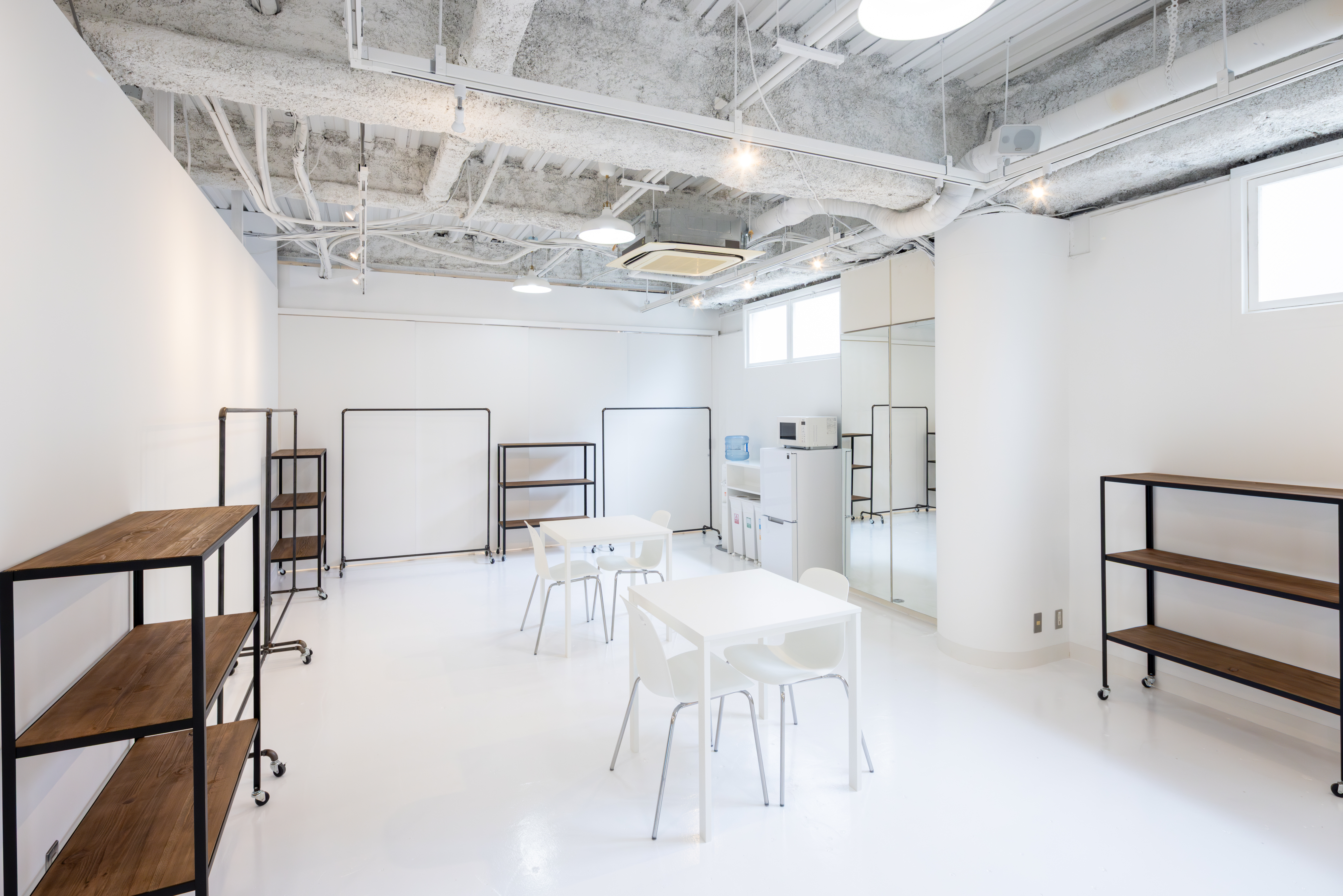 【心斎橋駅5分】招待制のファッション系展示販売会やアート系展示会に最適な白を基調とした清潔感のあるレンタルスペース