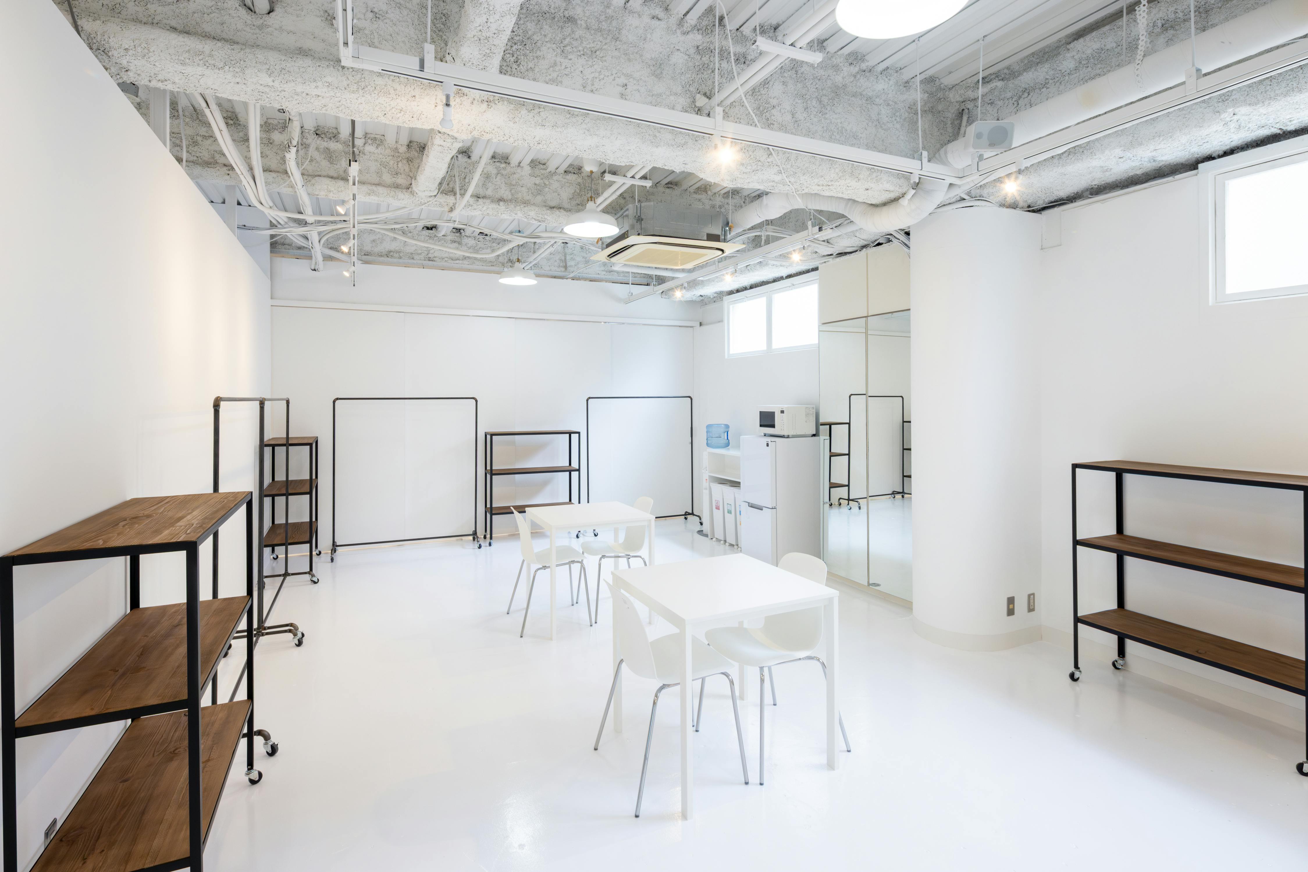 【心斎橋駅5分】招待制のファッション系展示販売会やアート系展示会に最適な白を基調とした清潔感のあるレンタルスペース