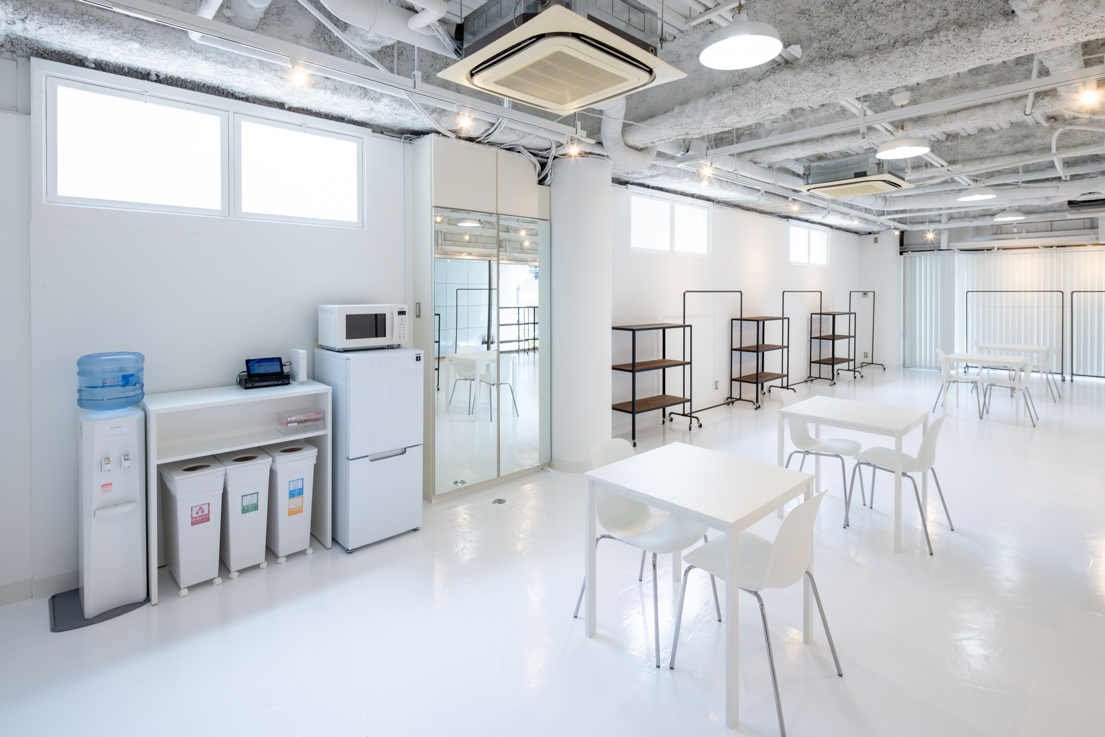 【心斎橋駅5分】招待制のファッション系展示販売会やアート系展示会に最適な白を基調とした清潔感のあるレンタルスペース