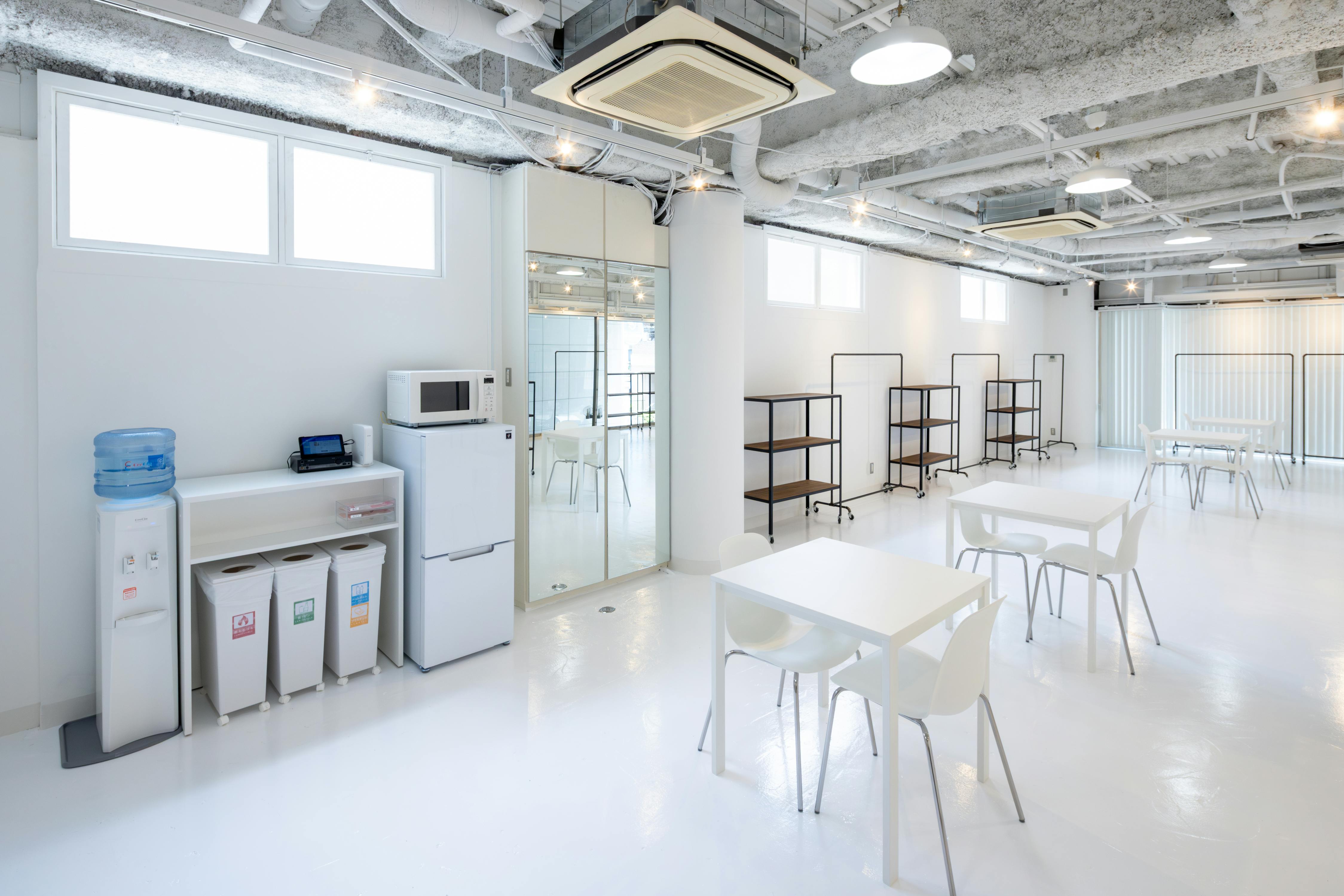 【心斎橋駅5分】招待制のファッション系展示販売会やアート系展示会に最適な白を基調とした清潔感のあるレンタルスペース