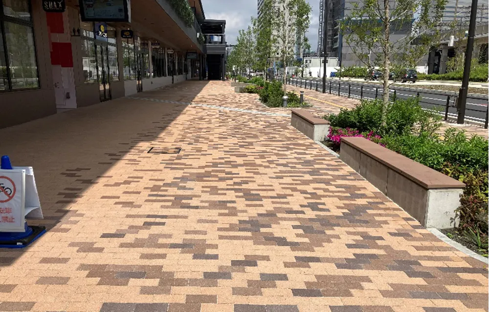 【ららテラスTOKYO-BAY】1F　通路(横断歩道前)