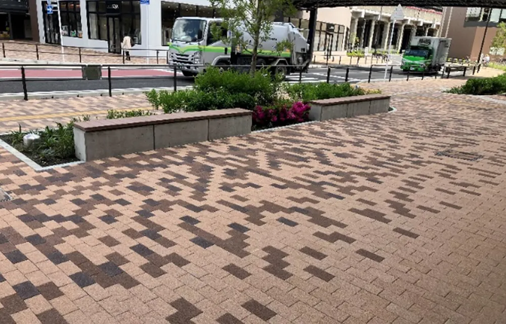 【ららテラスTOKYO-BAY】1F 通路(横断歩道前)