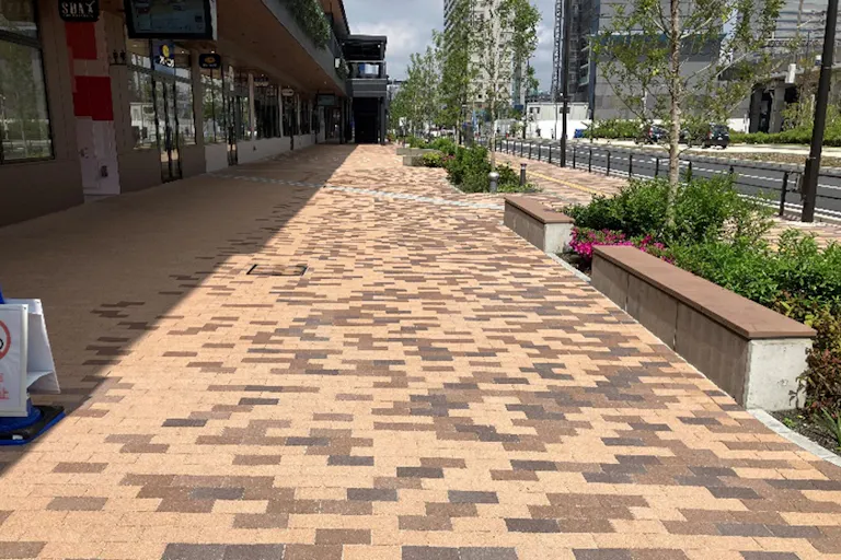 【ららテラスTOKYO-BAY】1F 通路(横断歩道前)の画像1