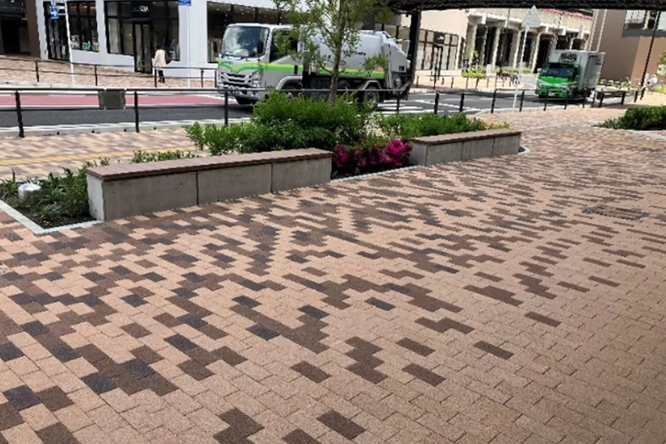 【ららテラスTOKYO-BAY】1F 通路(横断歩道前)