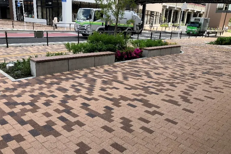 【ららテラスTOKYO-BAY】1F 通路(横断歩道前)の画像3