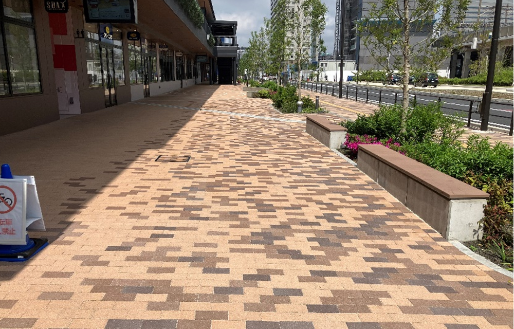 【ららテラスTOKYO-BAY】1F　通路(横断歩道前)