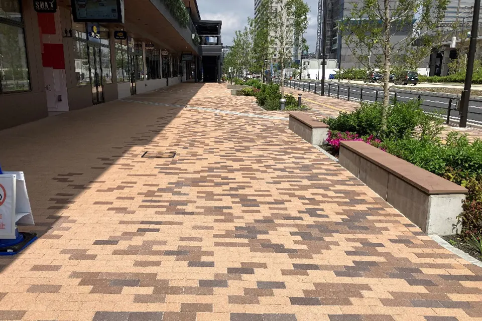 【ららテラスTOKYO-BAY】1F 通路(横断歩道前)
