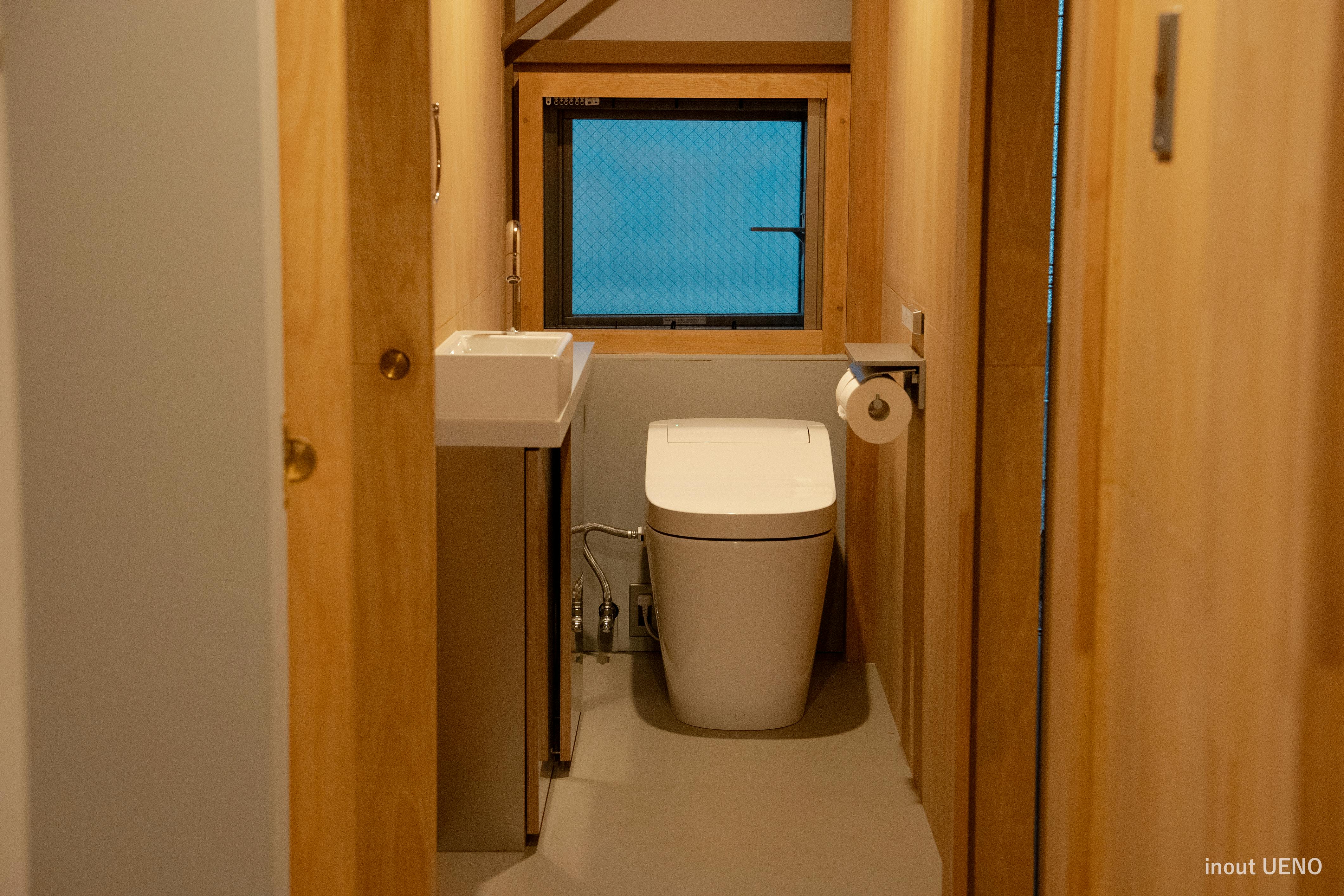 お手洗いもございます