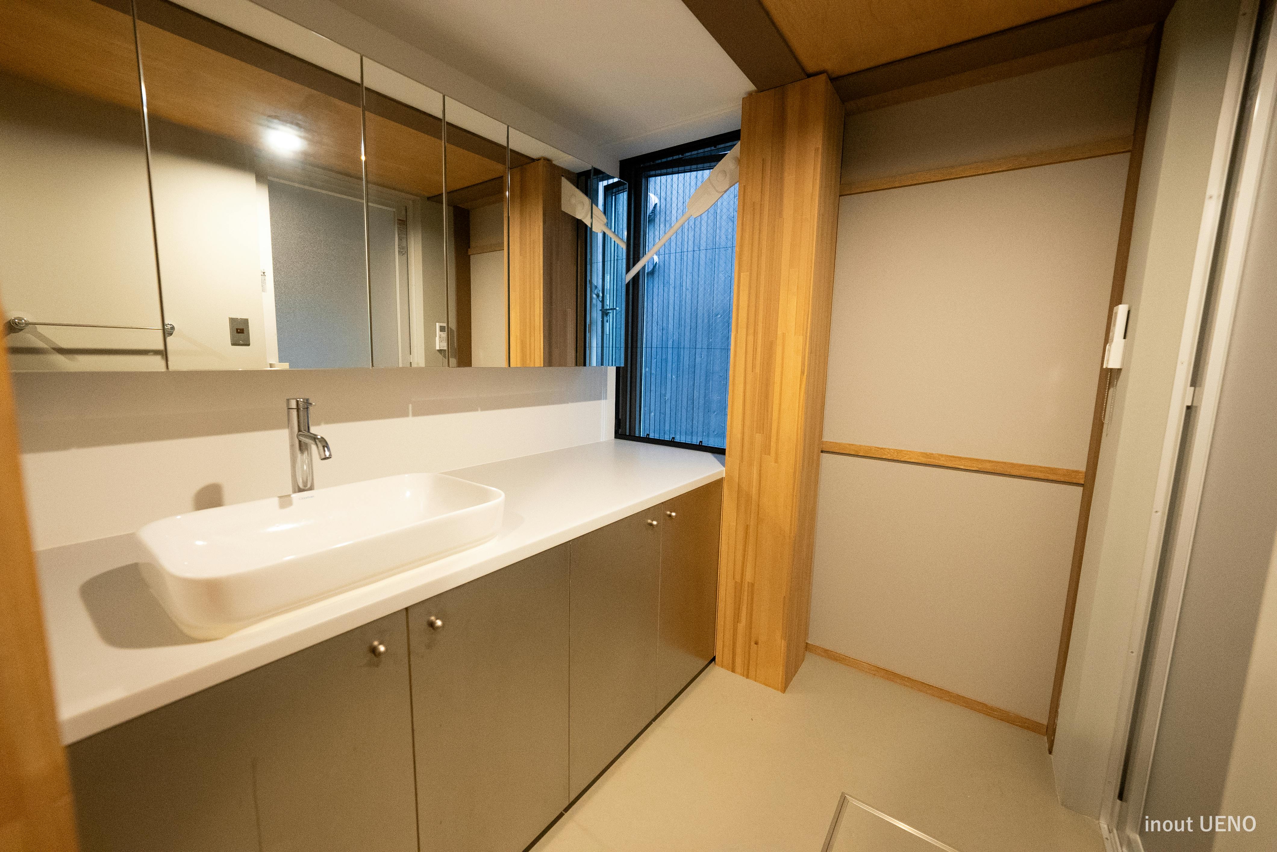 広々とした洗面スペースもございます