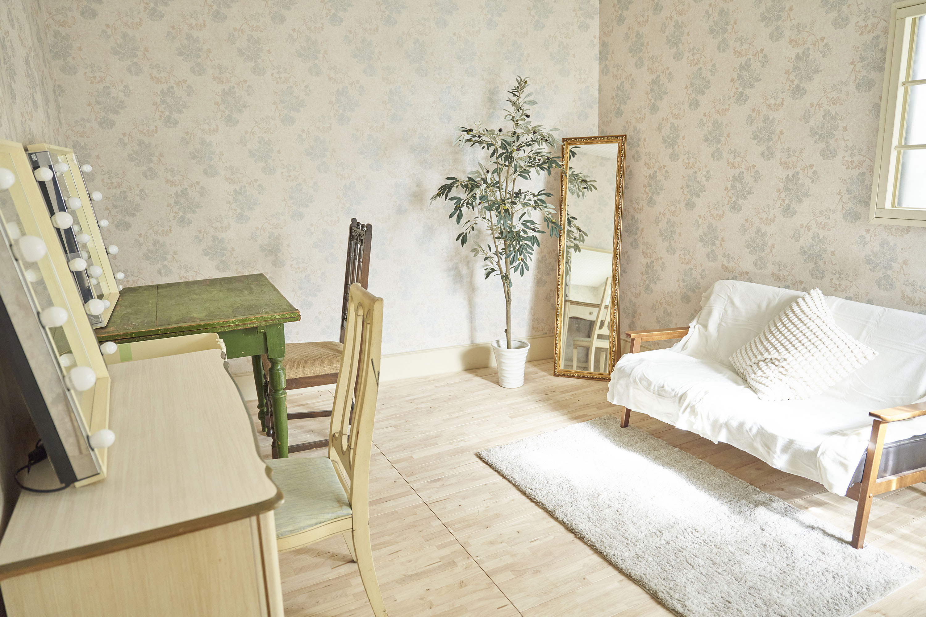 メイクルームです。メイク台2台完備