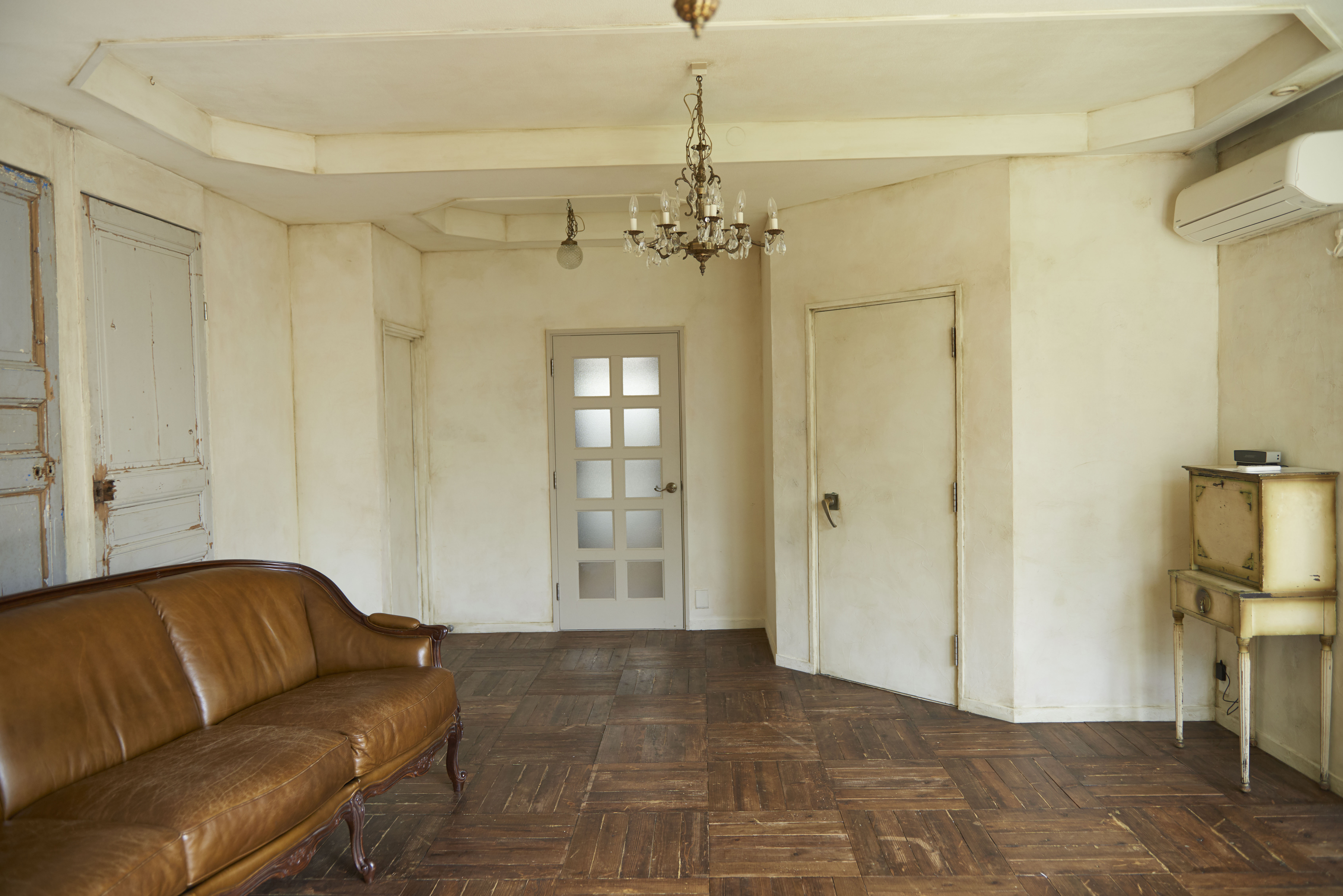 ３人がけのソファがあります。