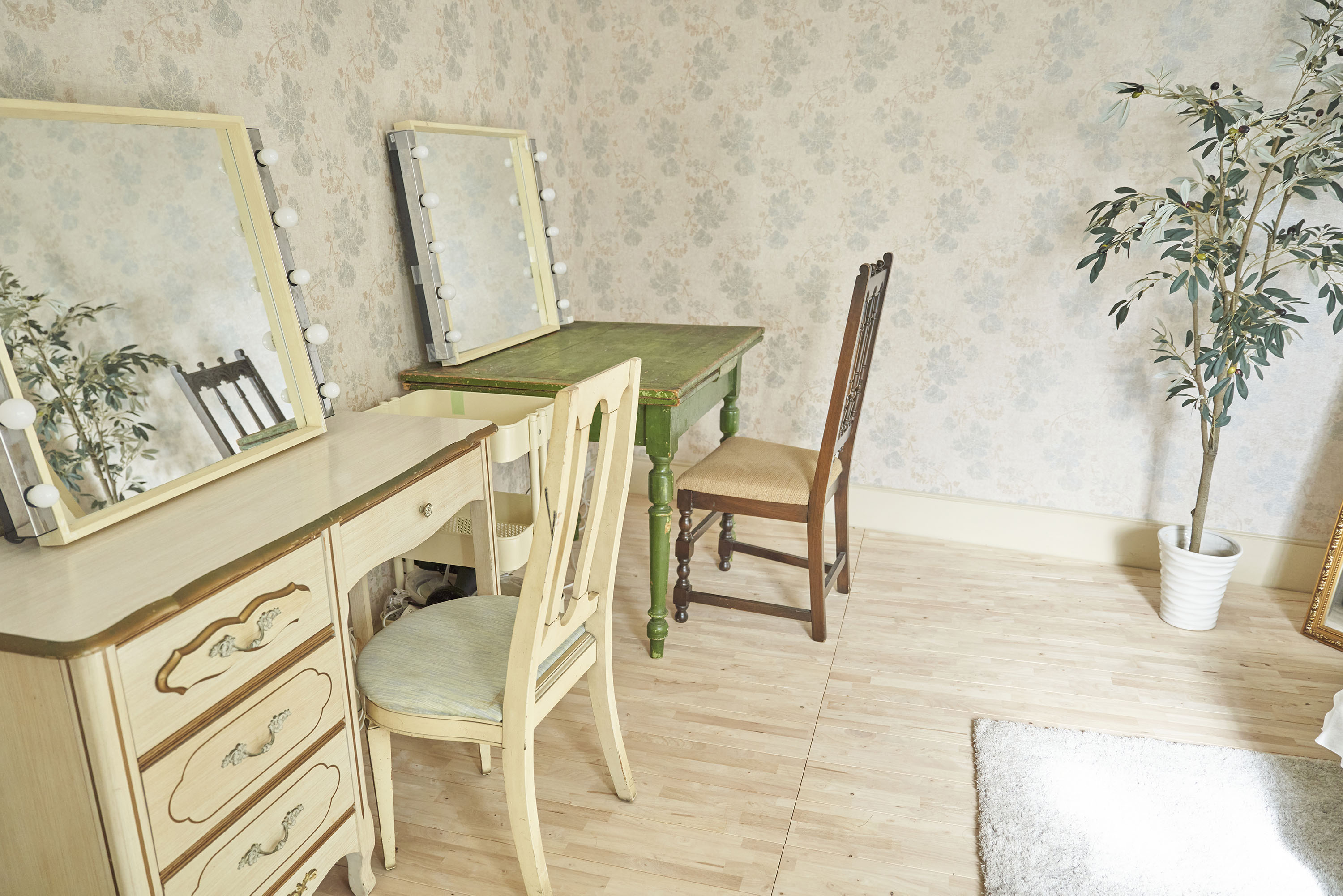 メイク台２台です。