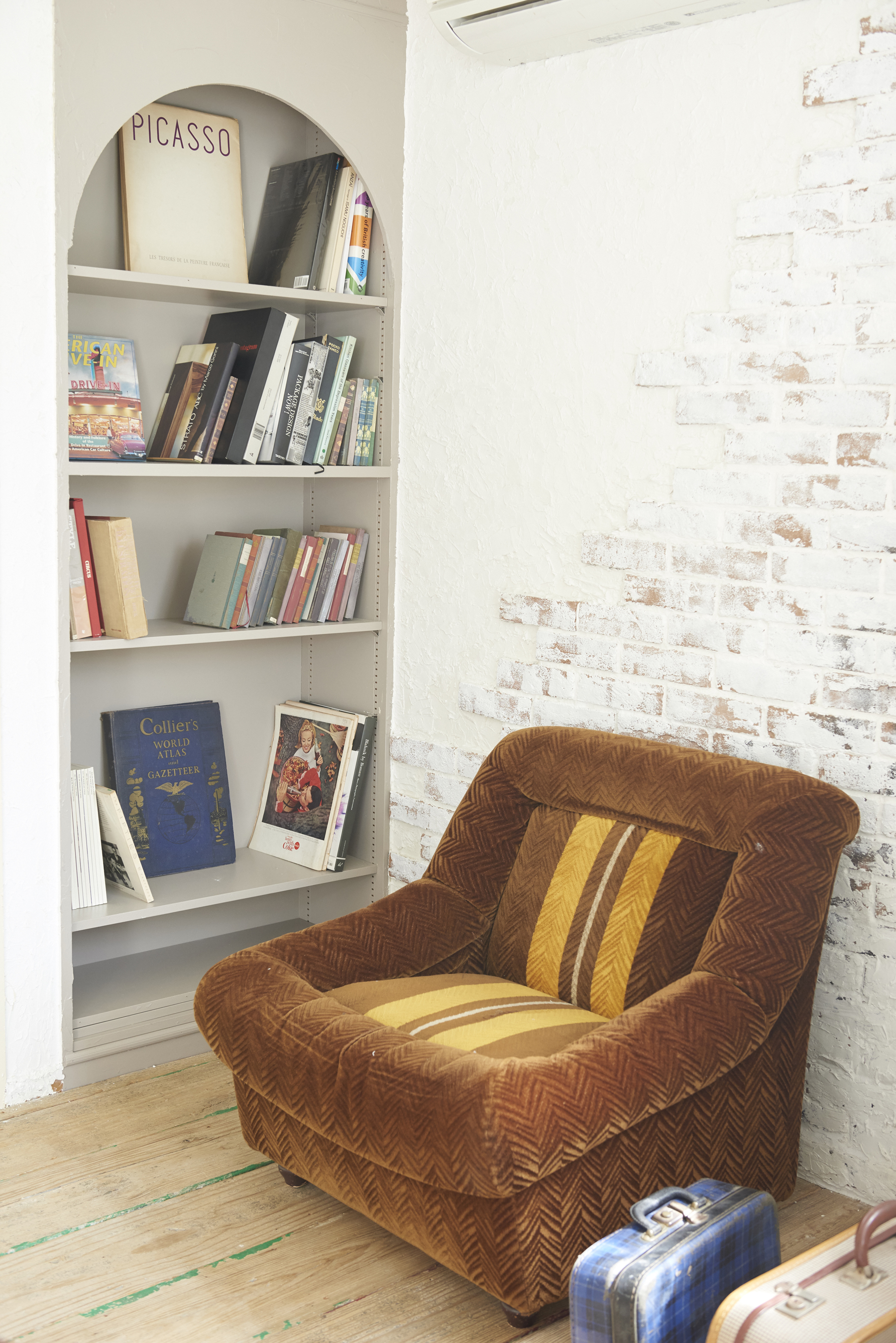 ディスプレイにも使えそうな本棚もあります。