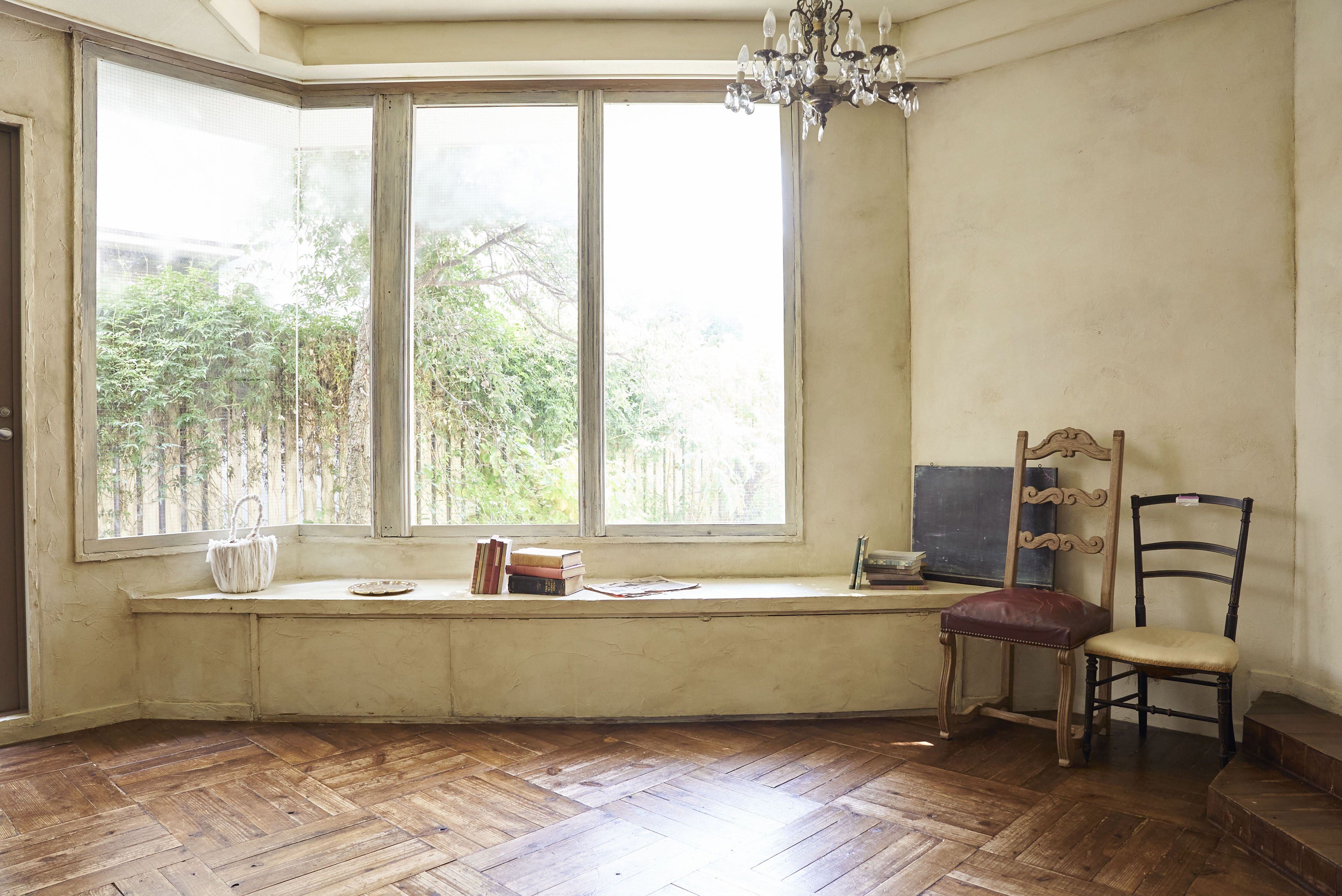 広めのリビングはシャビーでビンテージな雰囲気です。