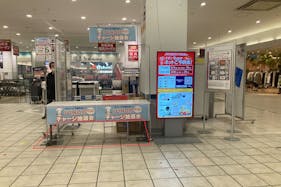 【イオン海浜幕張】PRイベントに適した2Fオートウォーク降口正面の柱前イベントスペース