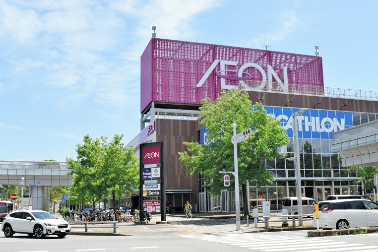 【イオン海浜幕張】2Fオートウォーク降口正面の柱前イベントスペース