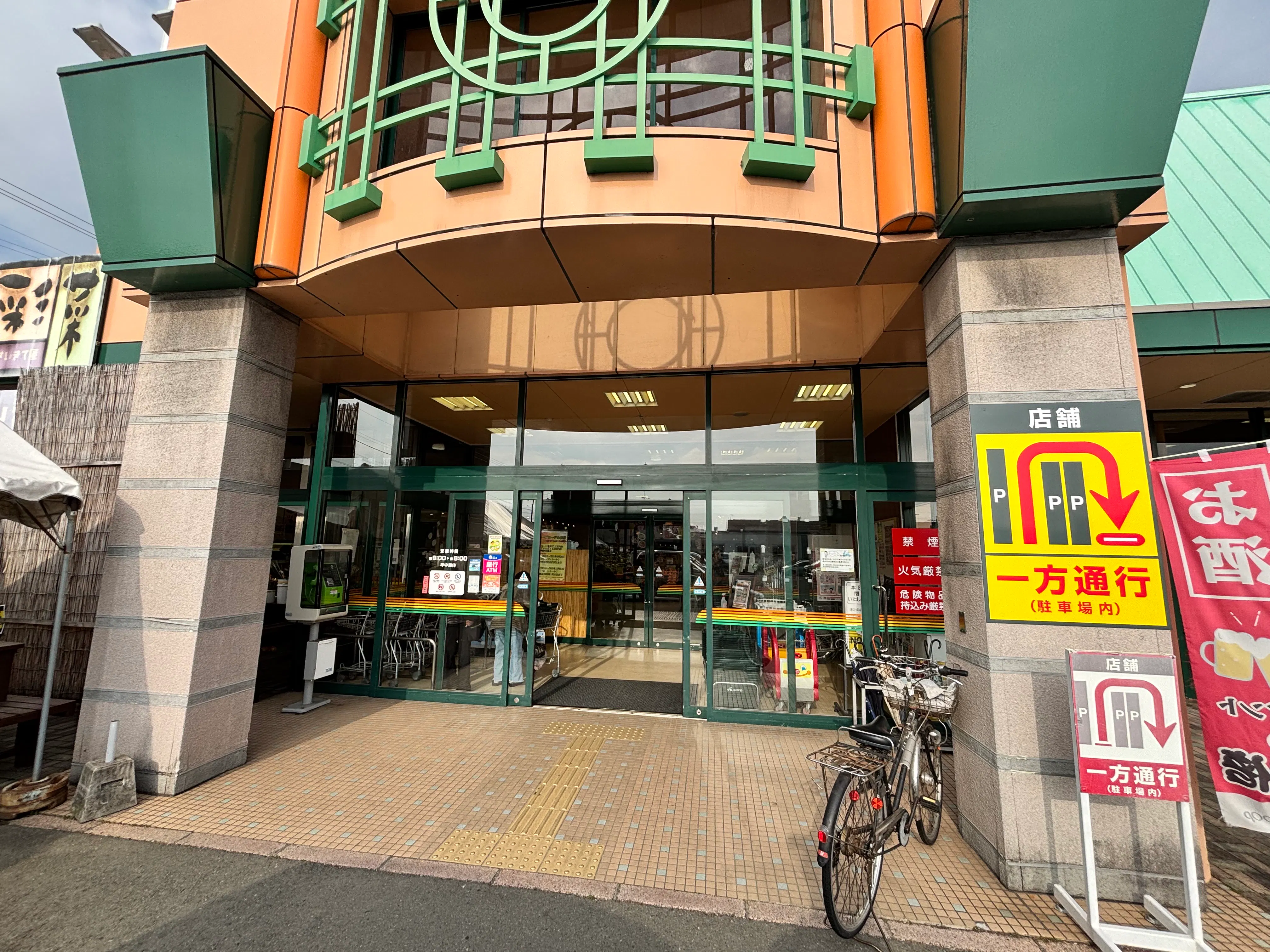【Aコープいまばり愛彩店】食物販や販促イベントに最適なメイン入口横の屋外スペース