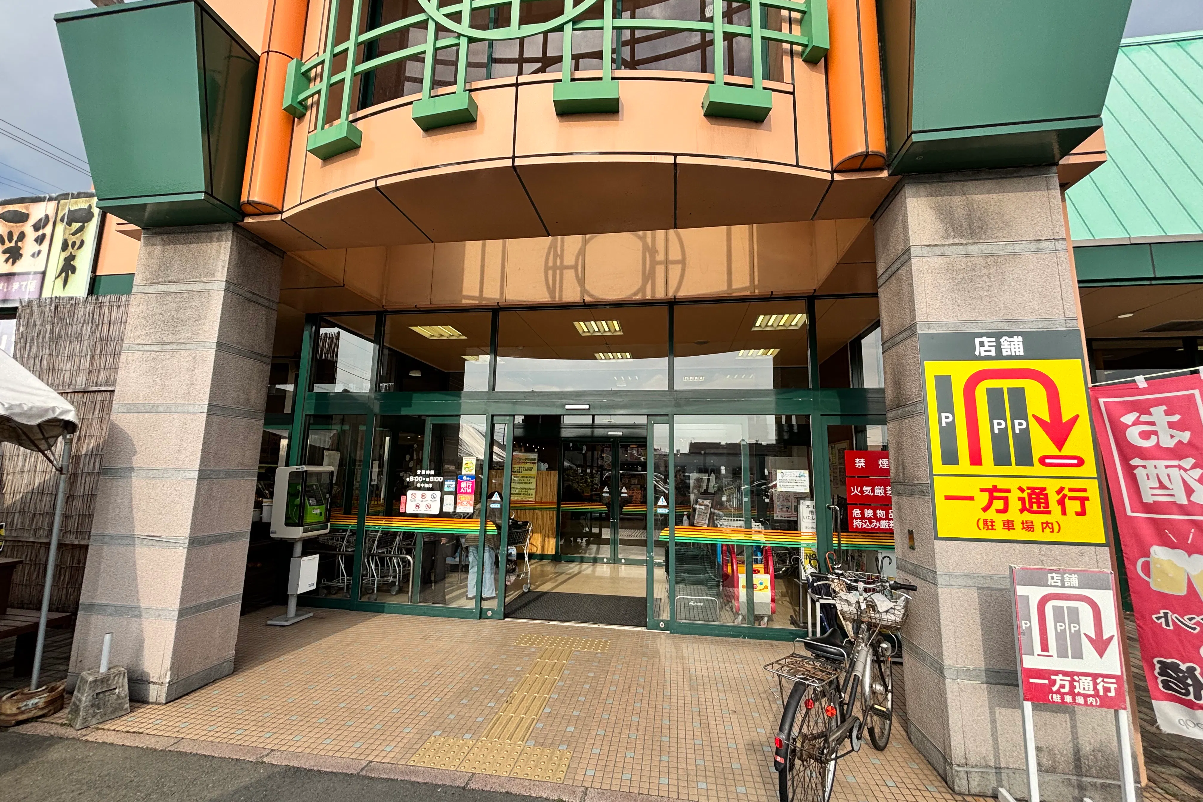 【Aコープいまばり愛彩店】食物販や販促イベントに最適なメイン入口横の屋外スペース