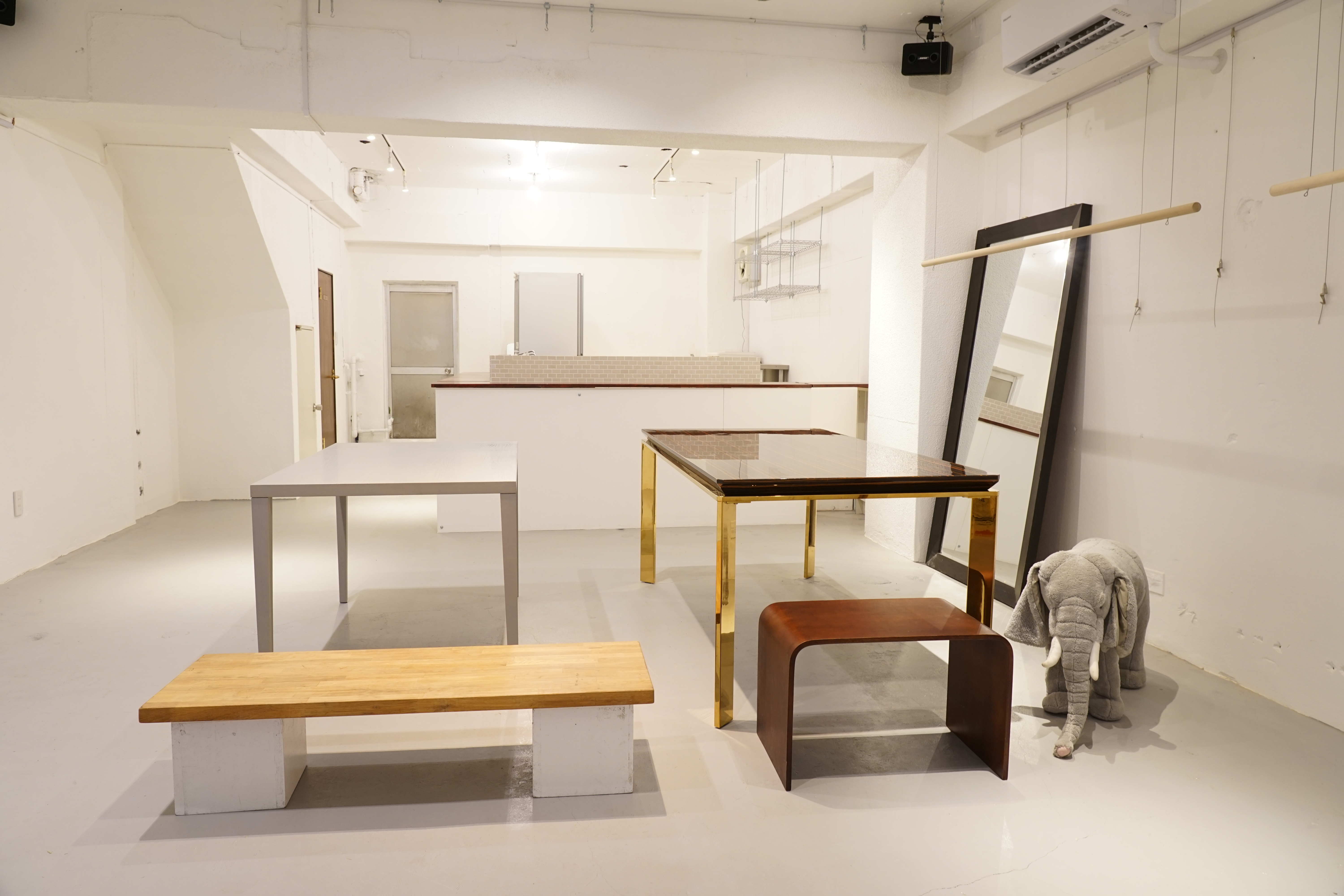 テーブル、ベンチ、鏡等の最低限の設備はご用意しております。 左奥テーブル→ACTUS 右奥テーブル→KARE