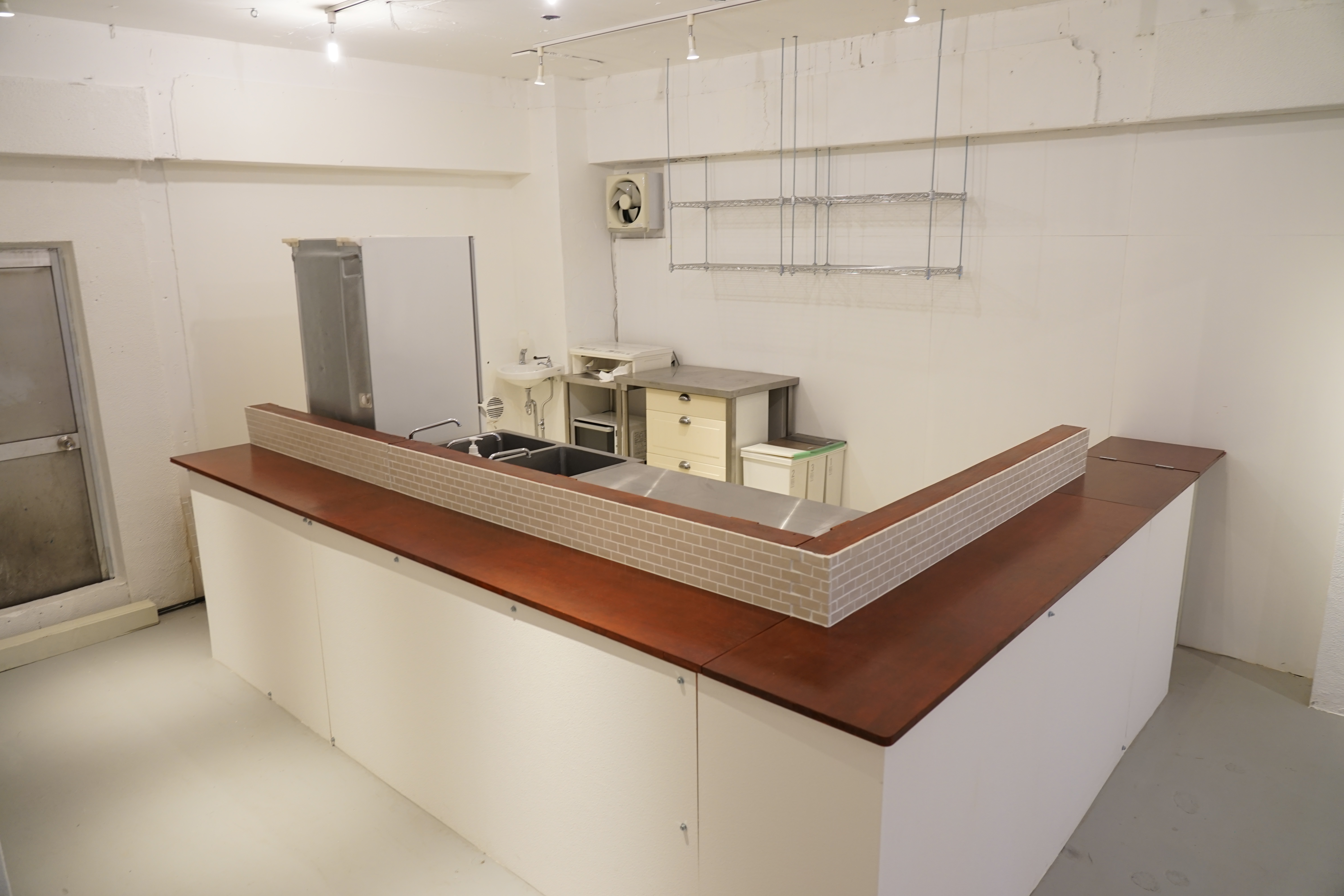 2口IHコンロ 2層シンク 温水器 冷蔵庫 電子レンジ 完備しております。