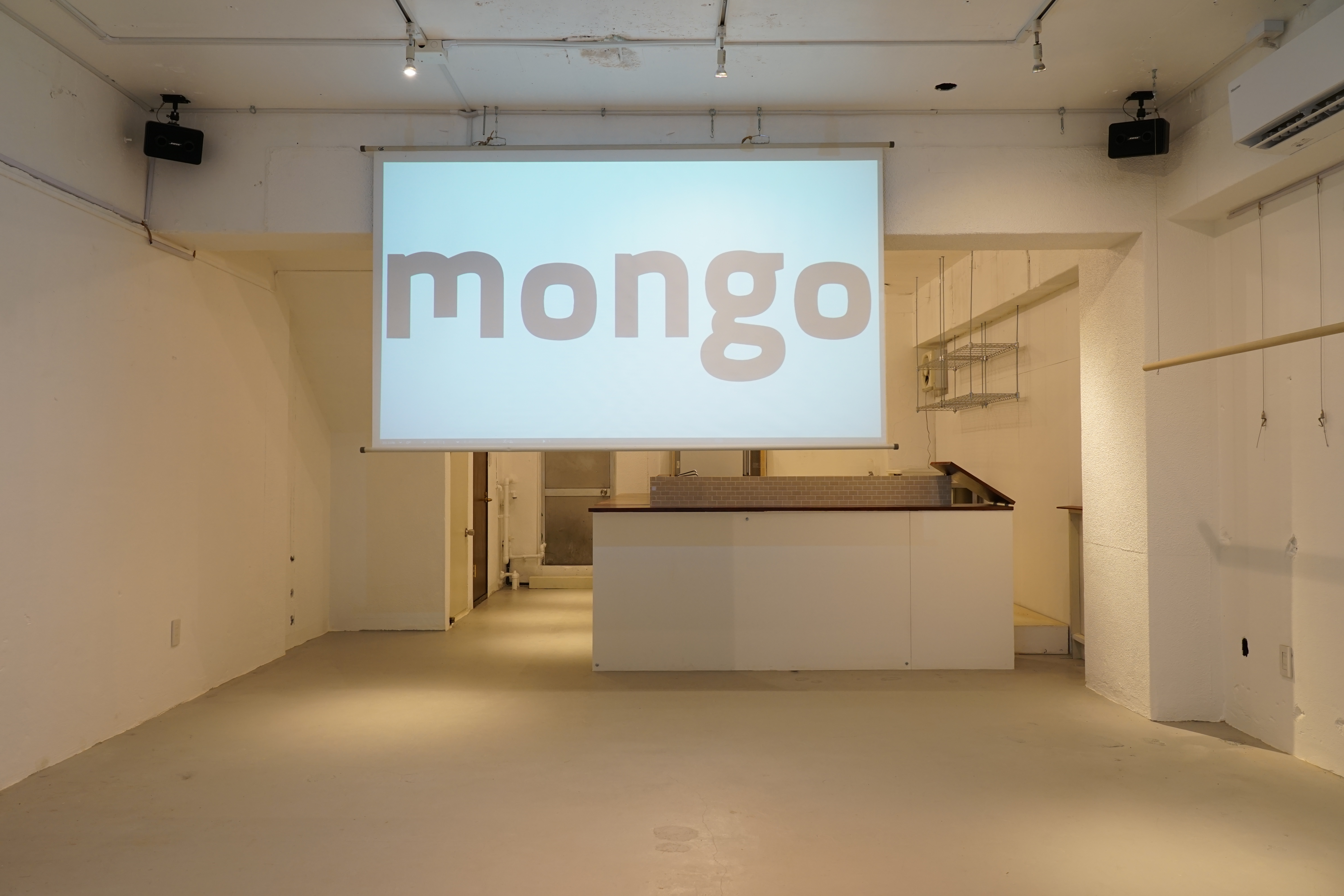 プロジェクターは100インチ HDまで投影可能です。