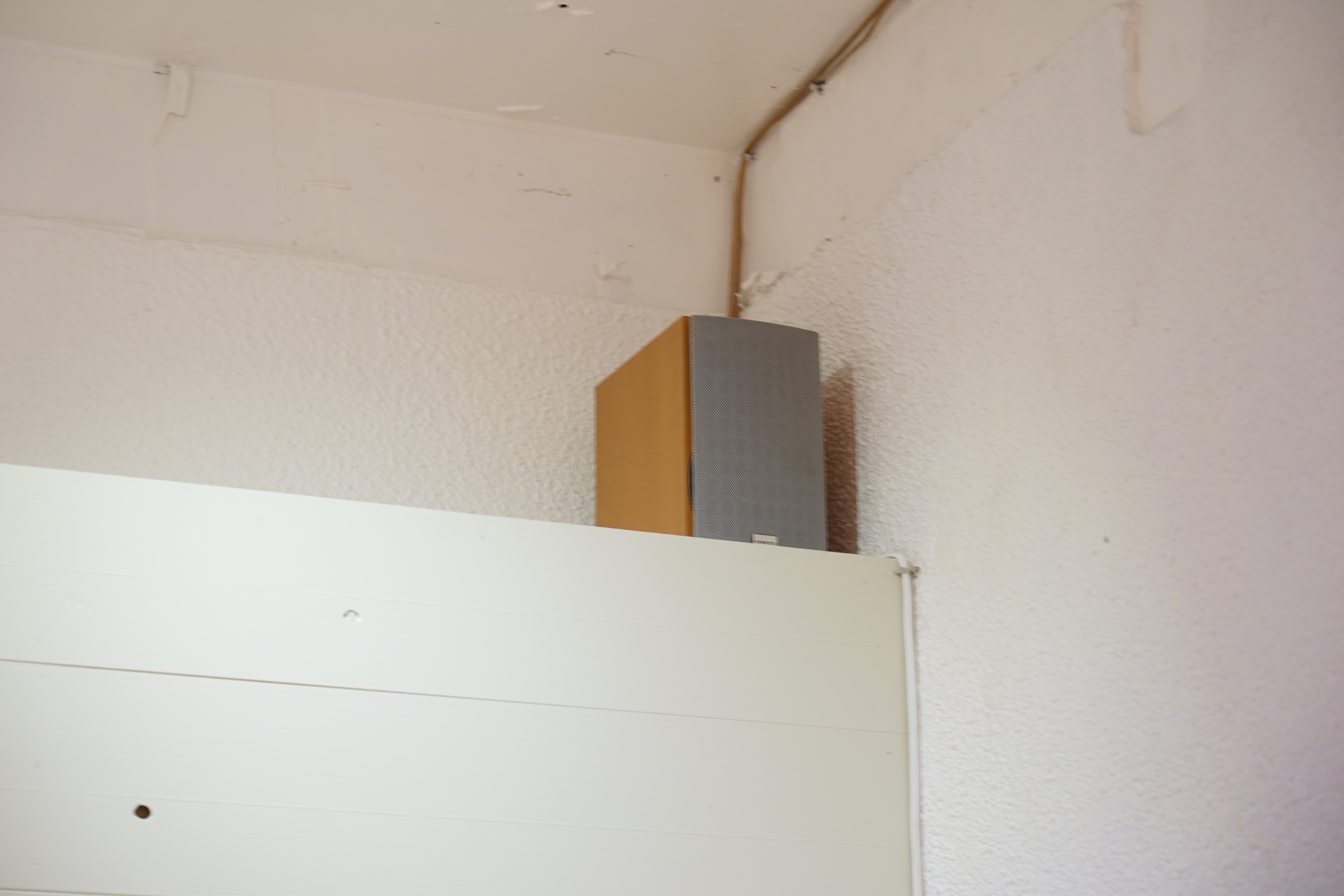 BOSE 101MMGが2個とONKYOのスピーカーが5個ついております。