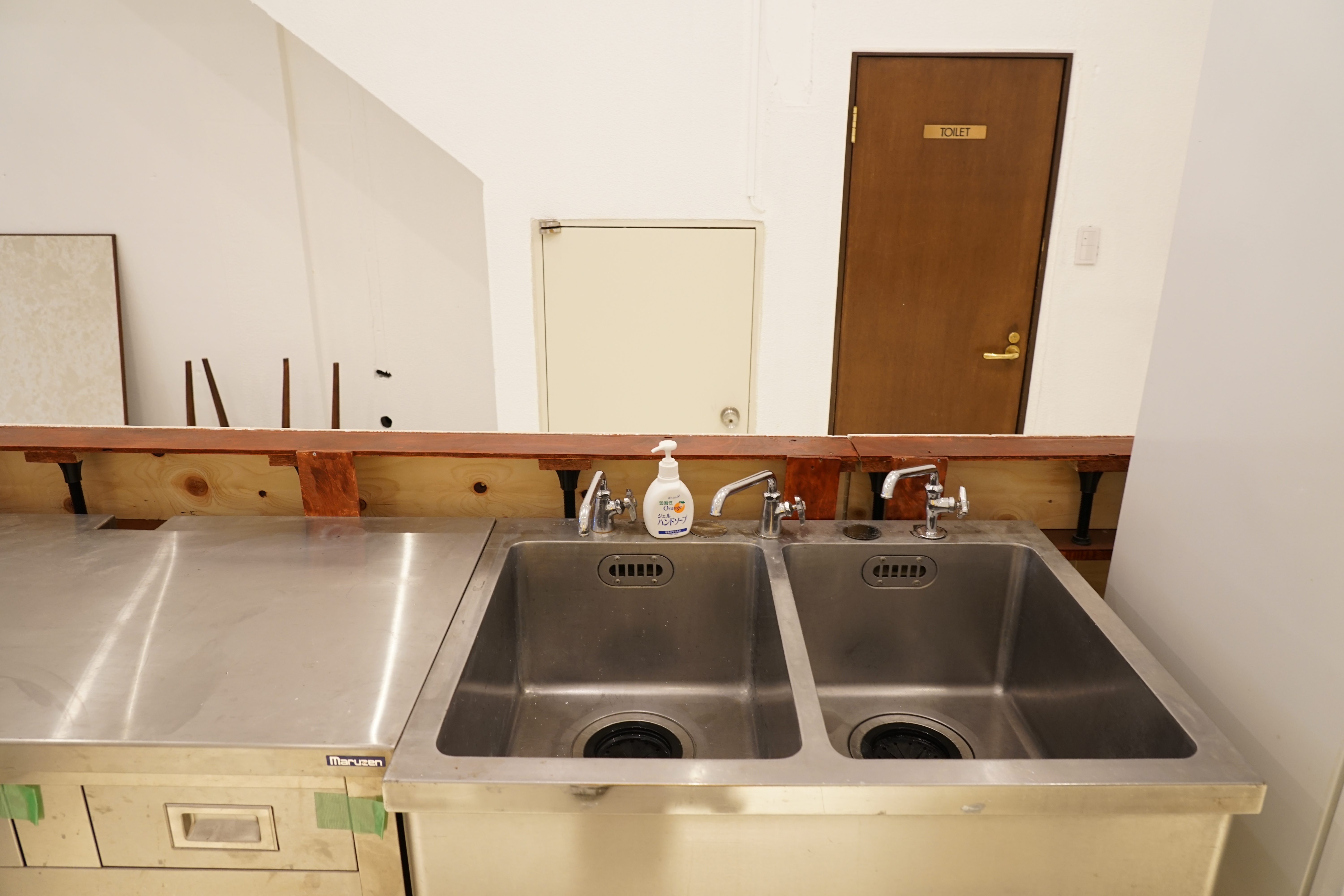 2口IHコンロ 2層シンク 温水器 冷蔵庫 電子レンジ 完備しております。