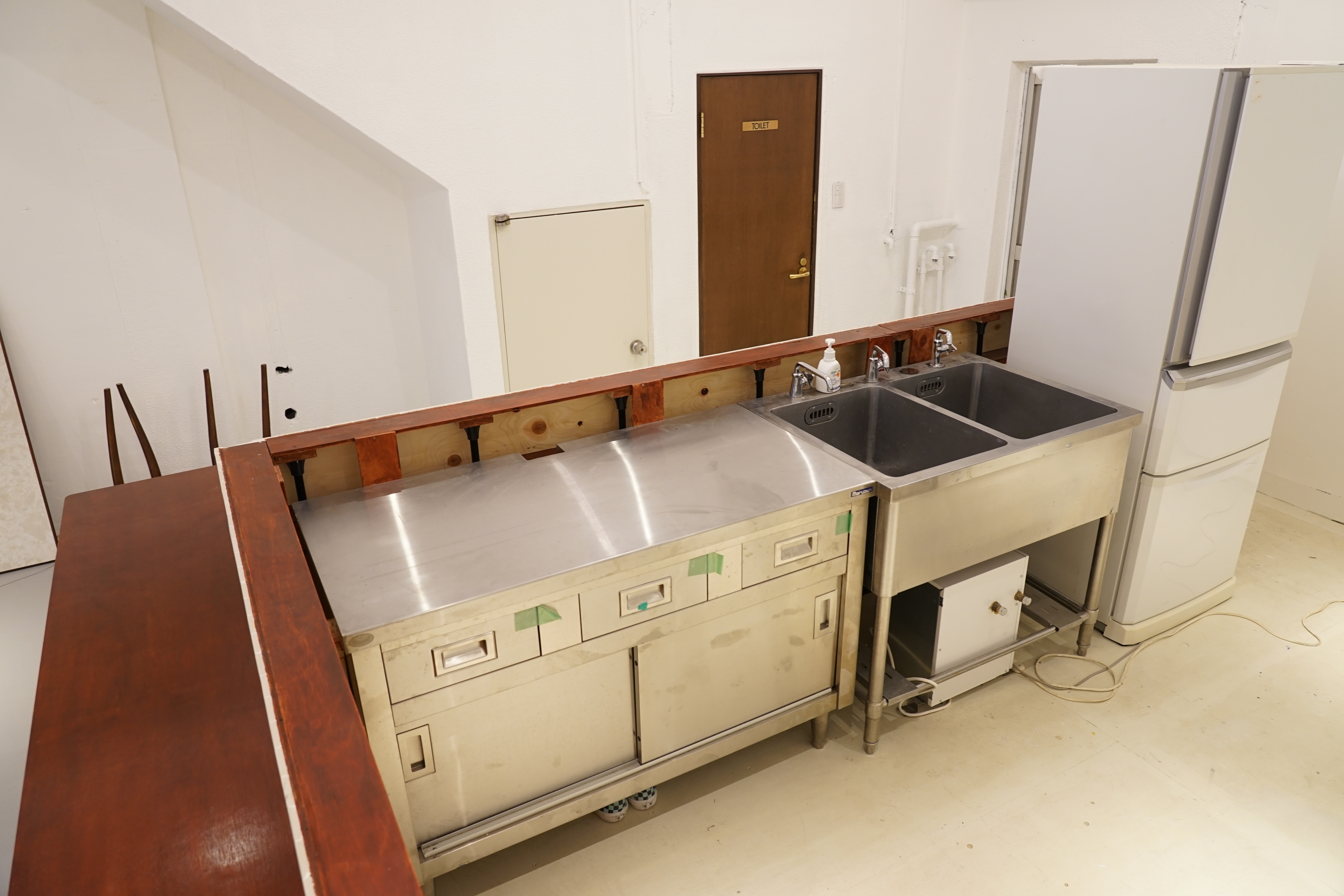 2口IHコンロ 2層シンク 温水器 冷蔵庫 電子レンジ 完備しております。