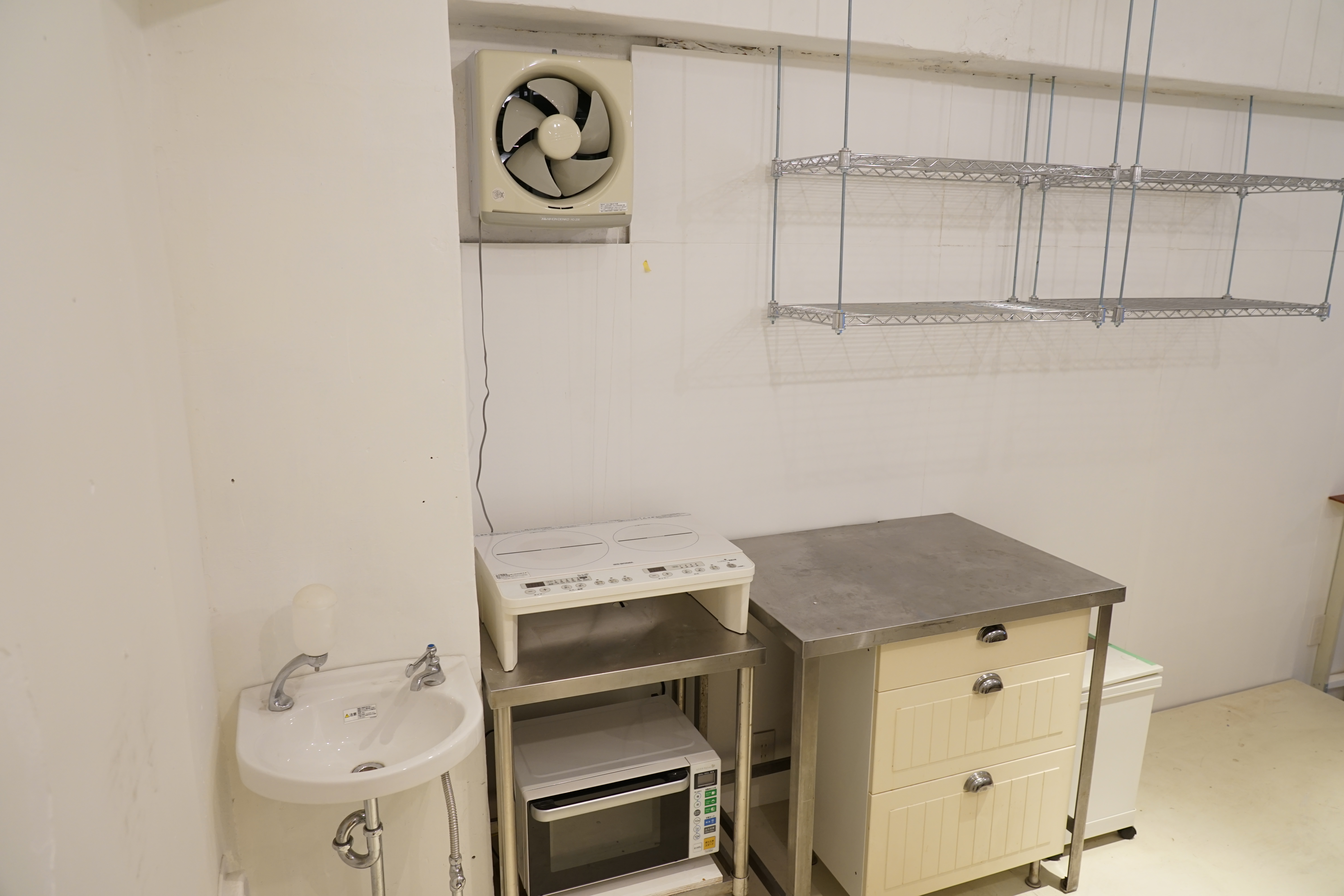 2口IHコンロ 2層シンク 温水器 冷蔵庫 電子レンジ 完備しております。