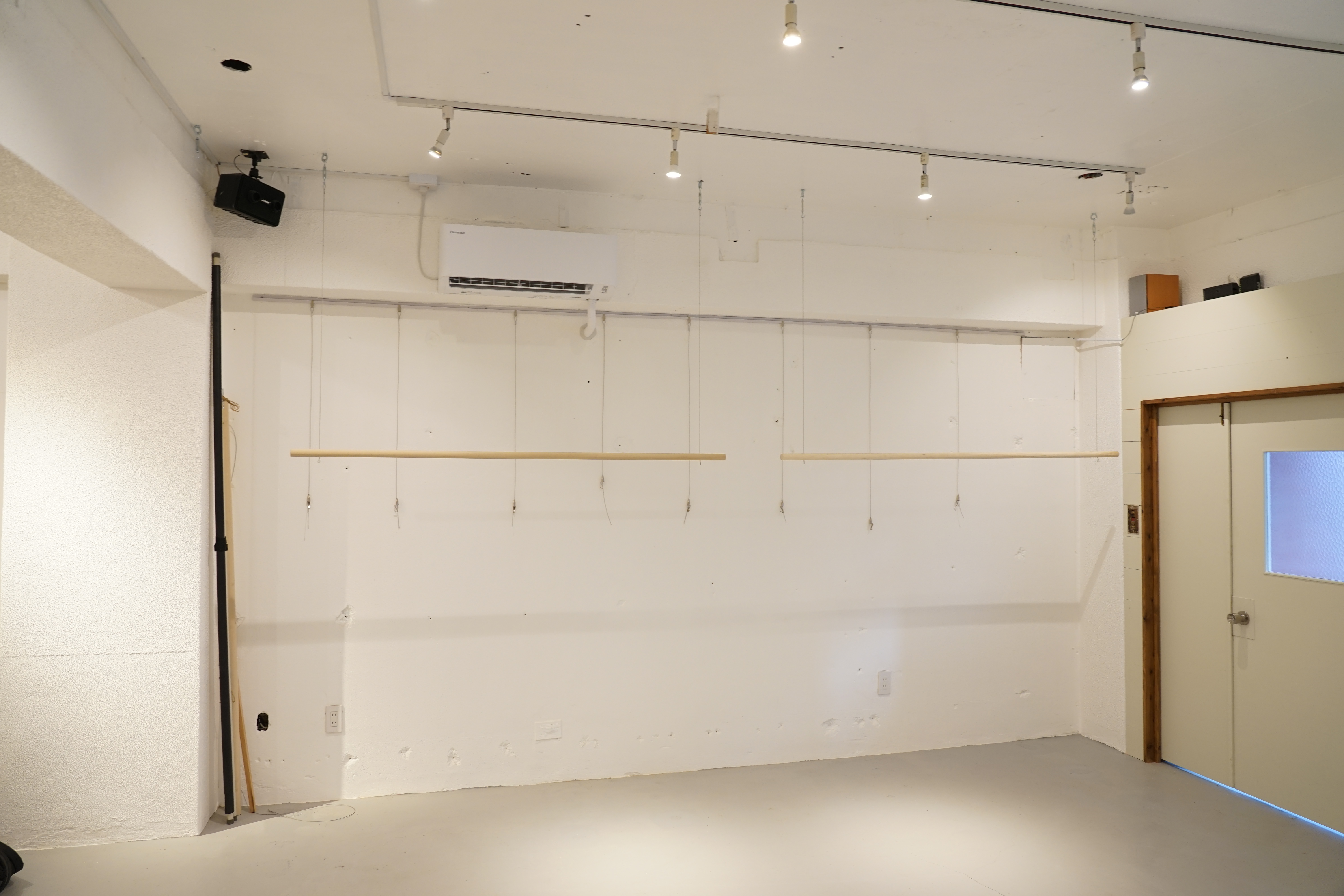 スクリーン、吊りハンガー、ピクチャーレール完備！取り外し可能です。