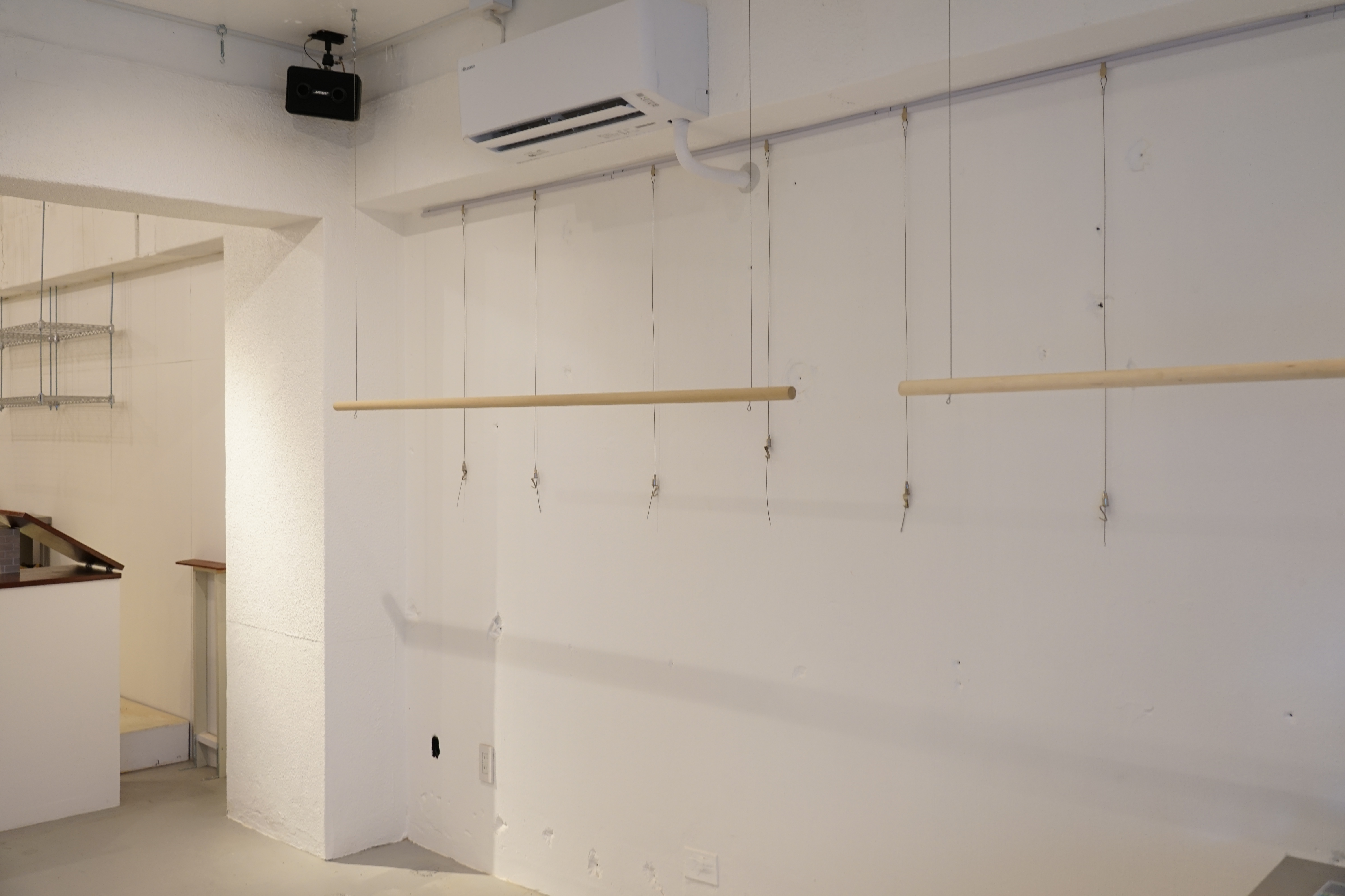 スクリーン、吊りハンガー、ピクチャーレール完備！取り外し可能です。