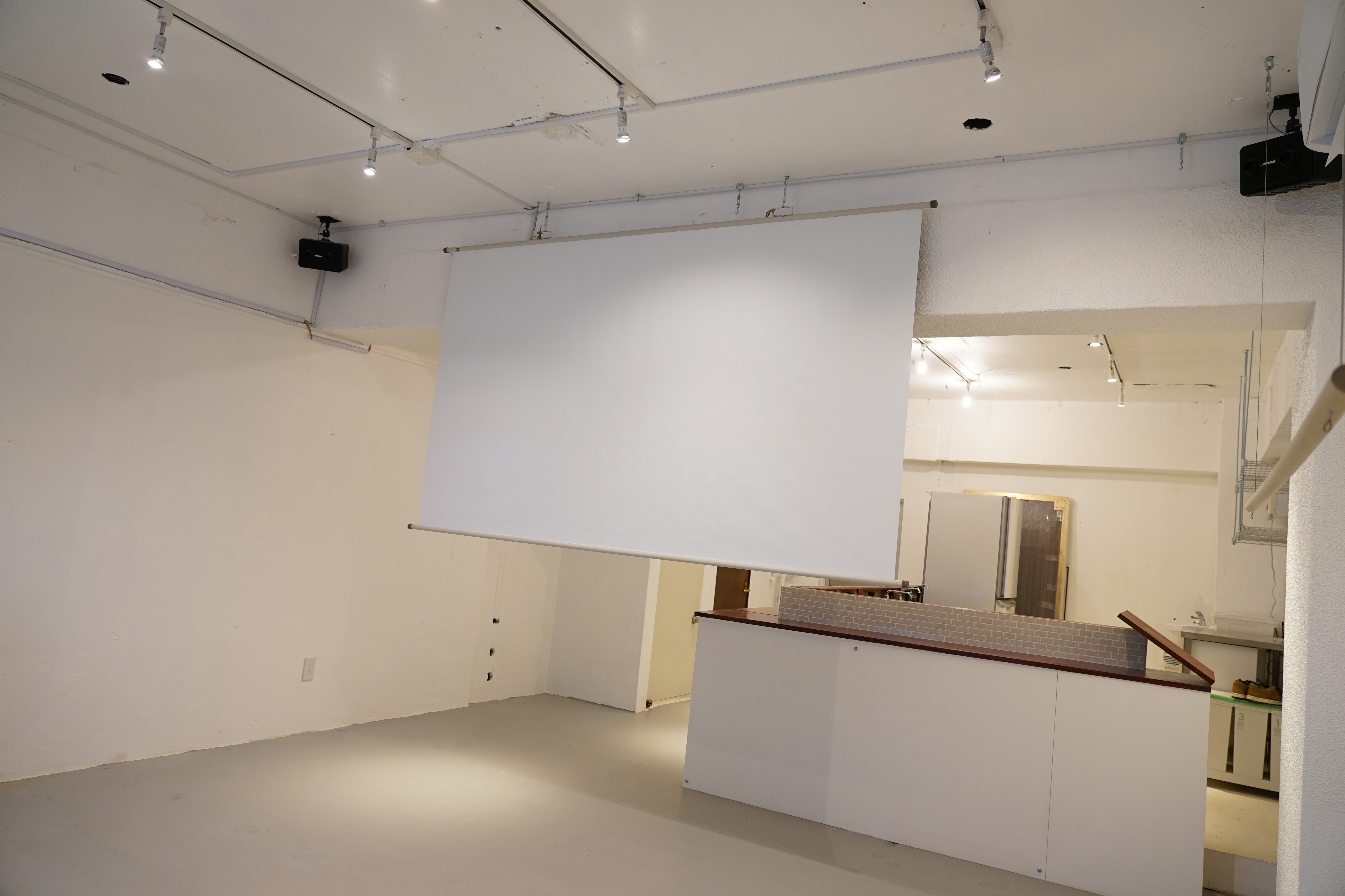 スクリーン、吊りハンガー、ピクチャーレール完備！取り外し可能です。