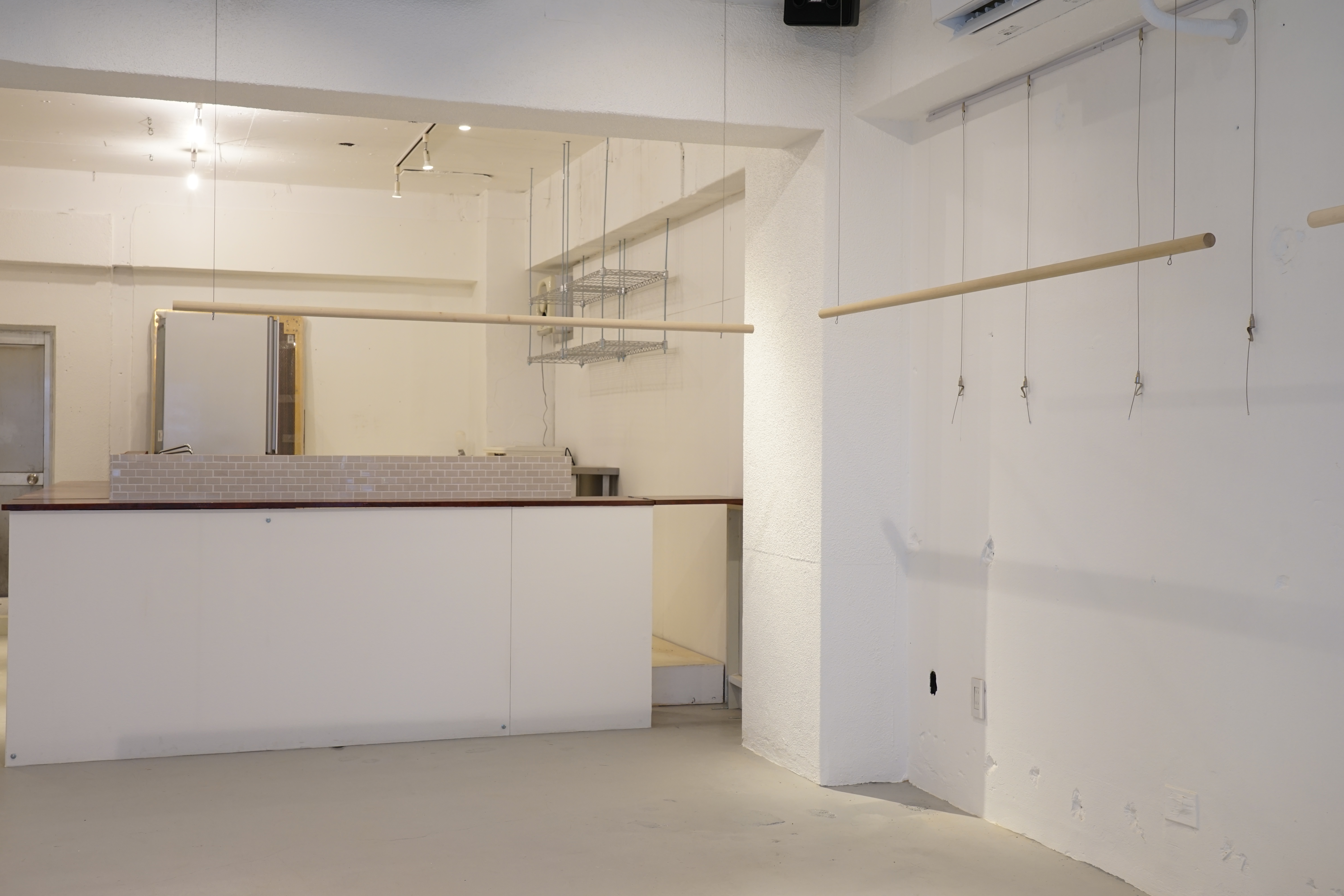 スクリーン、吊りハンガー、ピクチャーレール完備！取り外し可能です。