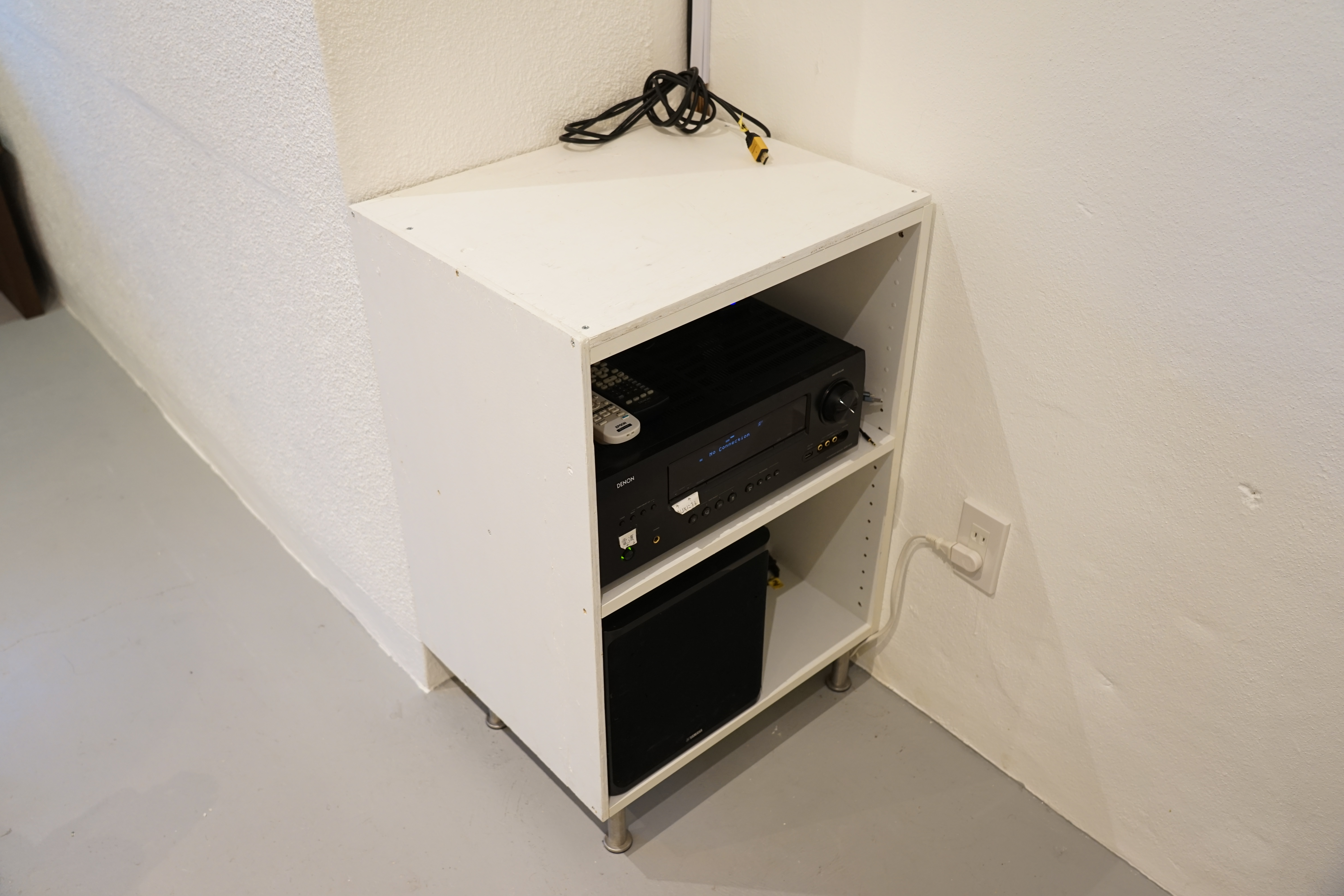 AV機器関係類です。 プロジェクターへの出力はHDMIです。  音楽のみかける場合は、 USB・3.5mmステレオミニプラグ