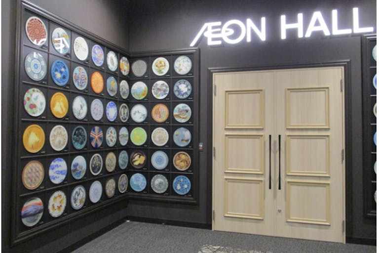 イオンホール 出入口 左右に九谷焼作品のお皿がたくさん装飾されています。