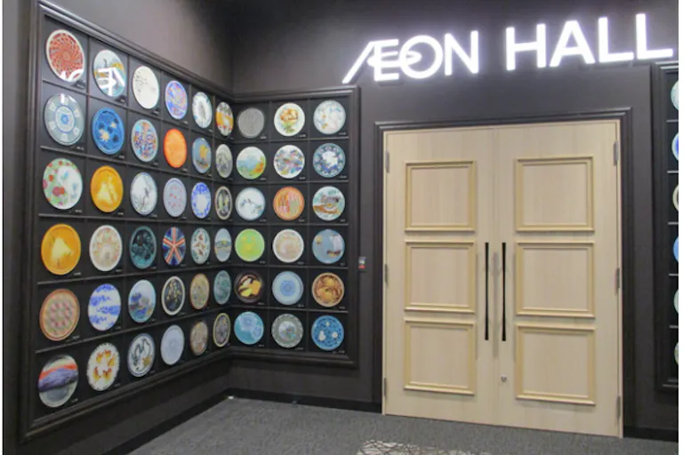 イオンホール 出入口 左右に九谷焼作品のお皿がたくさん装飾されています。