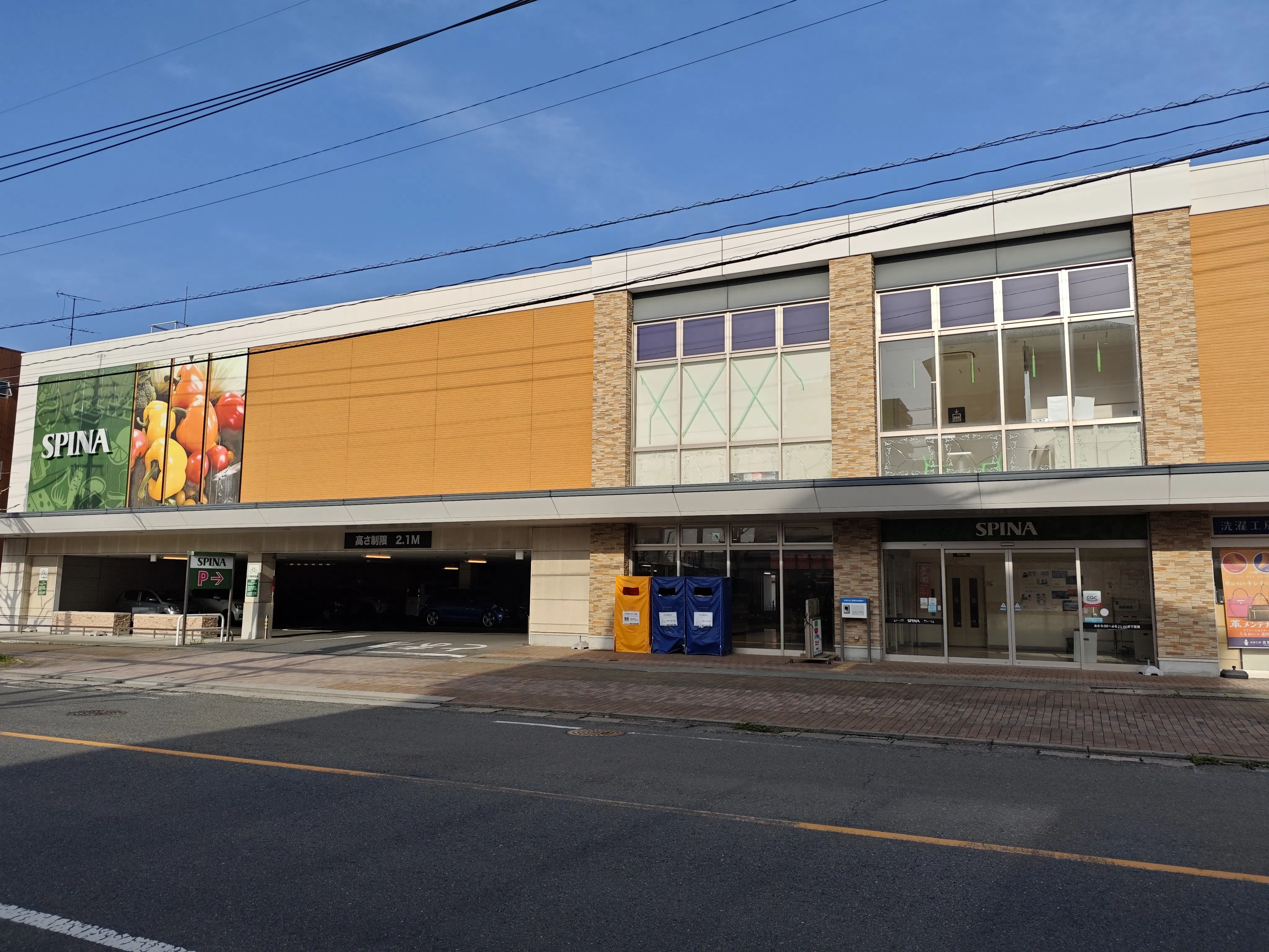 【スピナ穴生中央店】道路側の正面玄関(軒下) キッチンカー出店に最適なスーパー屋外催事イベントスペース