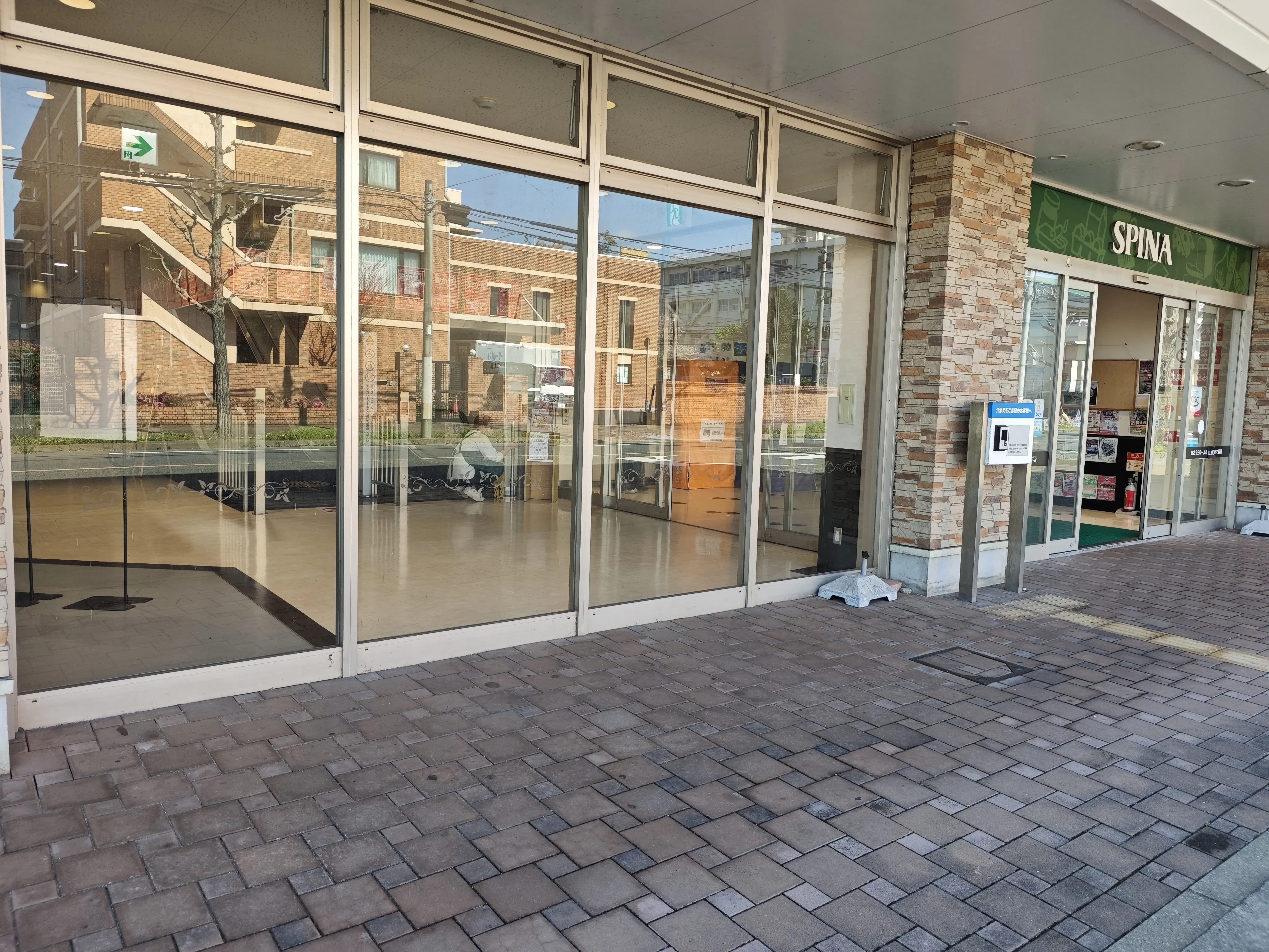 【スピナ穴生中央店】道路側の正面玄関(軒下) キッチンカー出店に最適なスーパー屋外催事イベントスペース