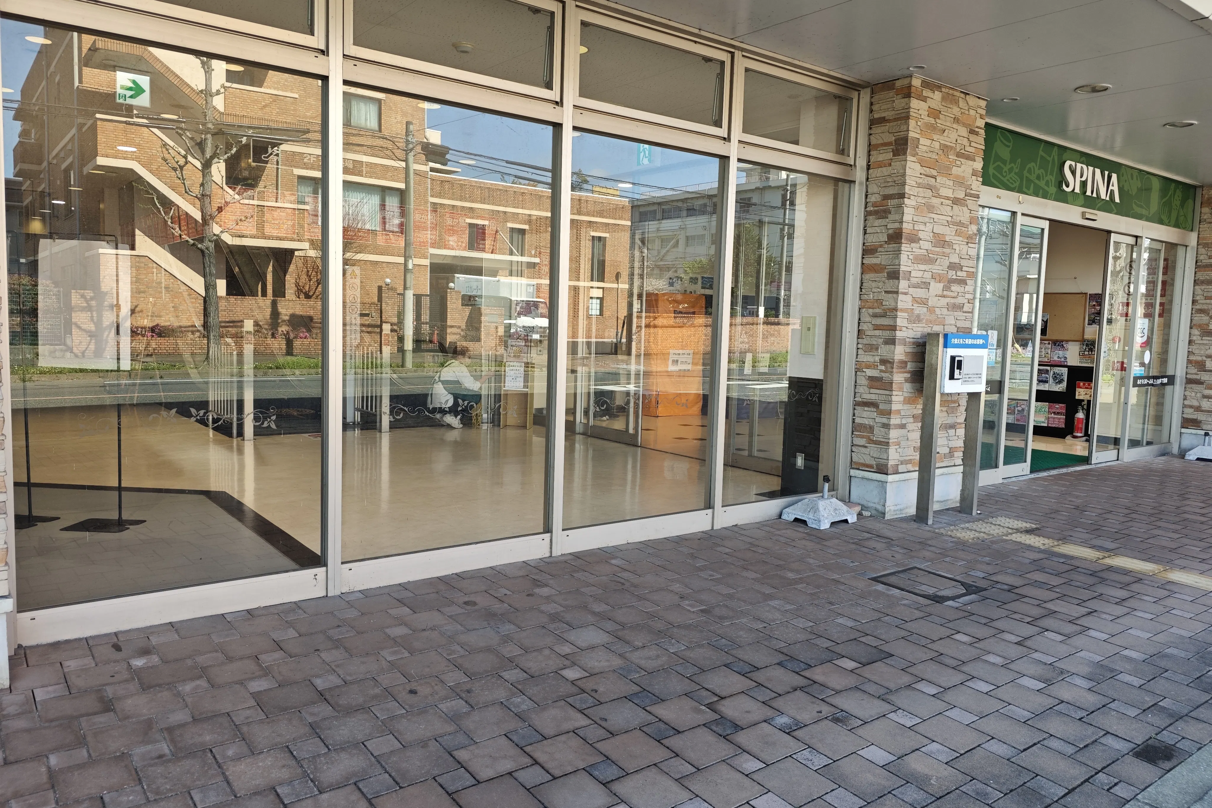 【スピナ穴生中央店】道路側の正面玄関(軒下) キッチンカー出店に最適なスーパー屋外催事イベントスペース
