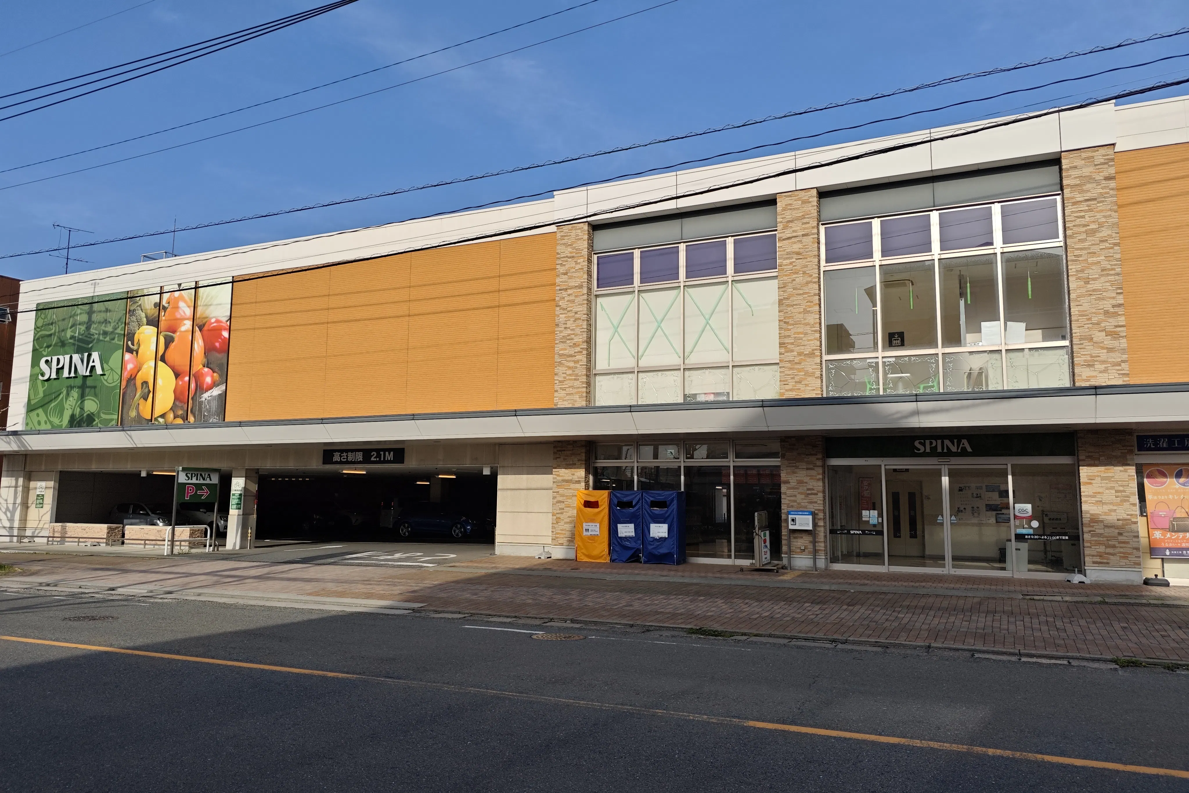 【スピナ穴生中央店】道路側の正面玄関(軒下) キッチンカー出店に最適なスーパー屋外催事イベントスペース