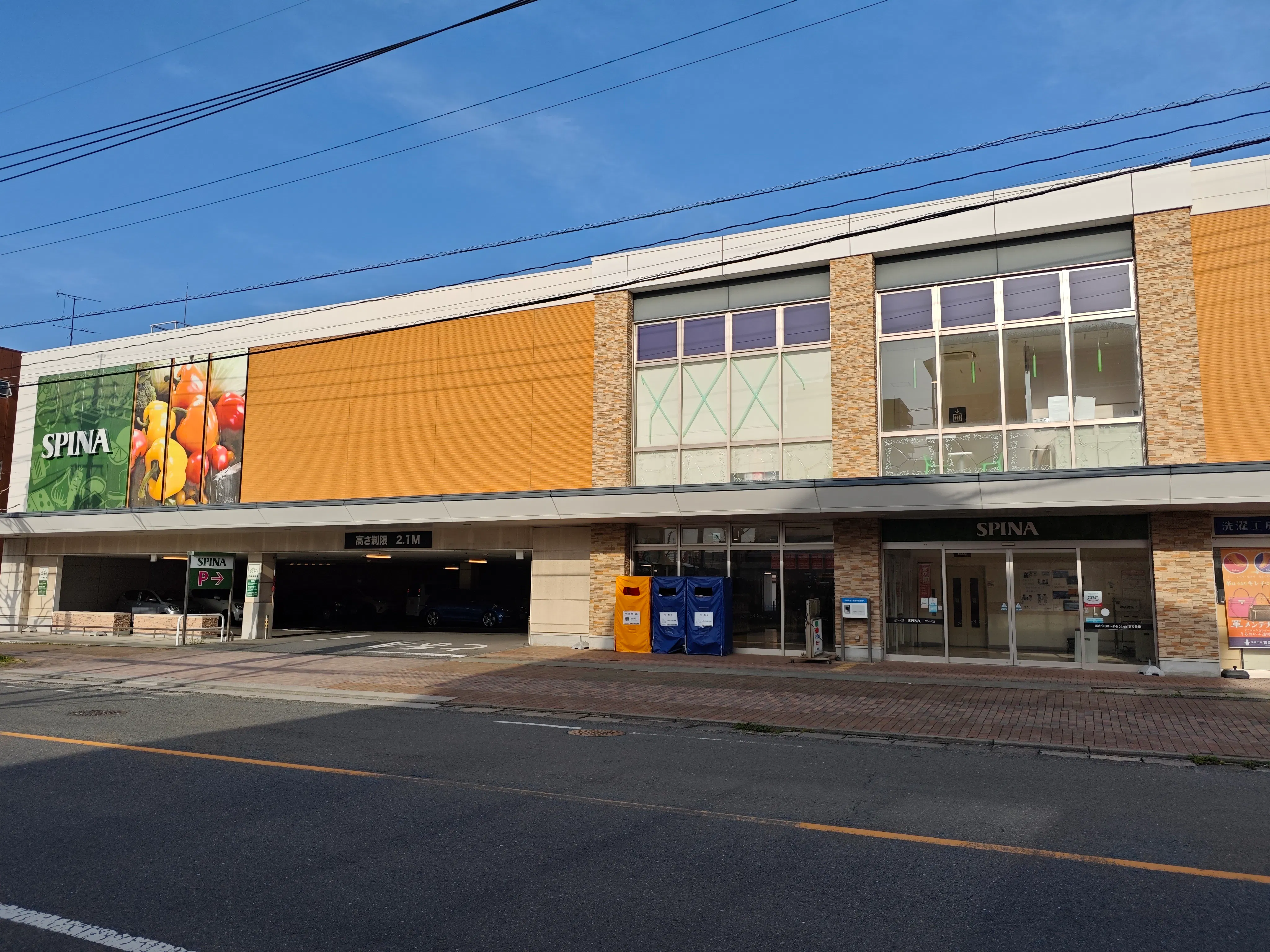 【スピナ穴生中央店】道路側の正面玄関(軒下) キッチンカー出店に最適なスーパー屋外催事イベントスペース