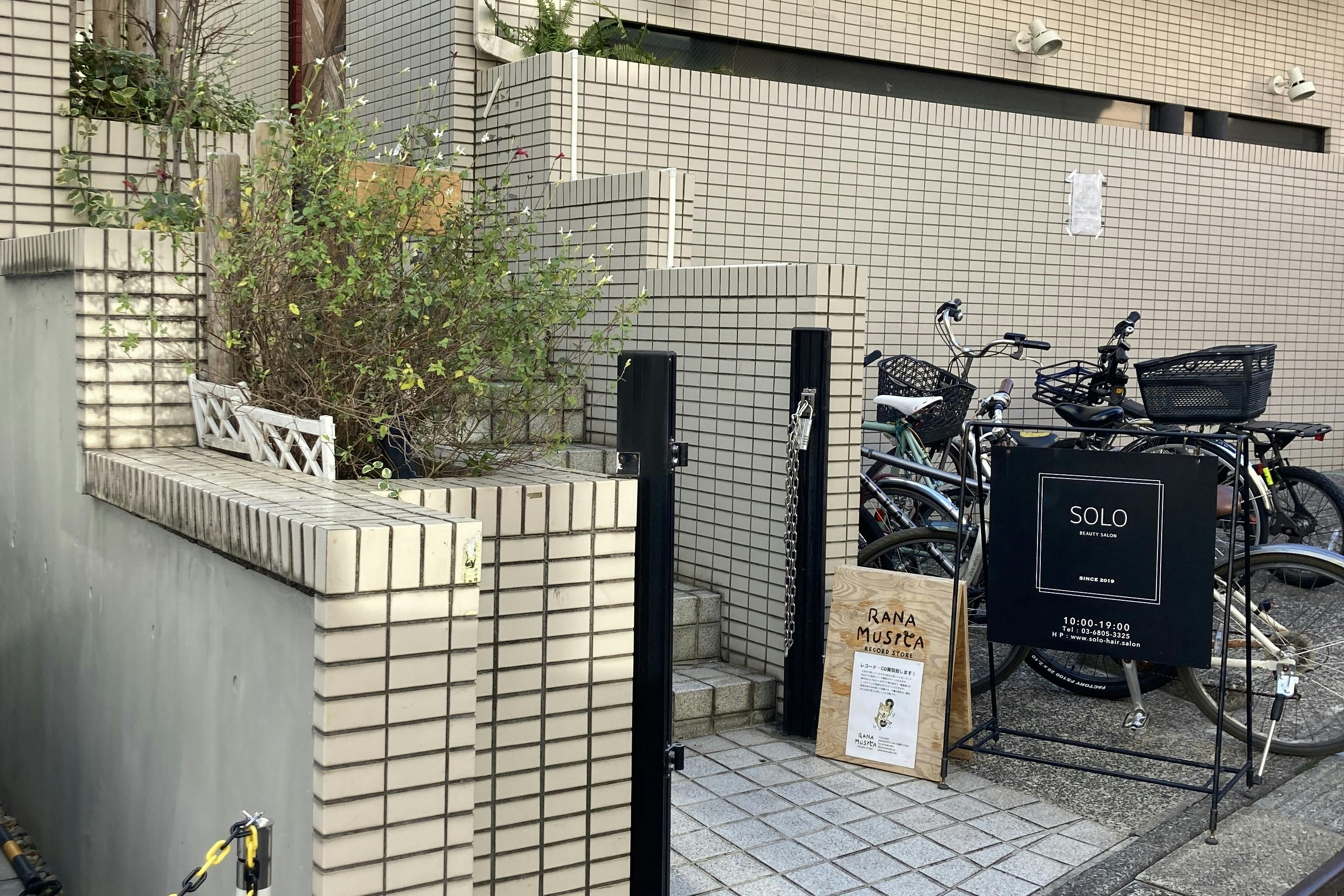 こちらのビルの最上階になります。