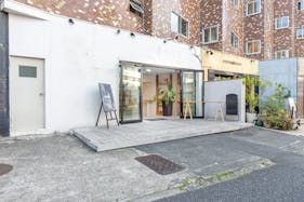 【北参道駅2分】人気の原宿・千駄ヶ谷エリアにある明治通り沿いの路面スペース / フィッティングスペースも完備