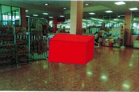 【ミスターマックス 久留米インター店】風除室(エレベーター前) 販促プロモーションや物販用途に最適な総合ディスカウントストアの催事イベントスペース