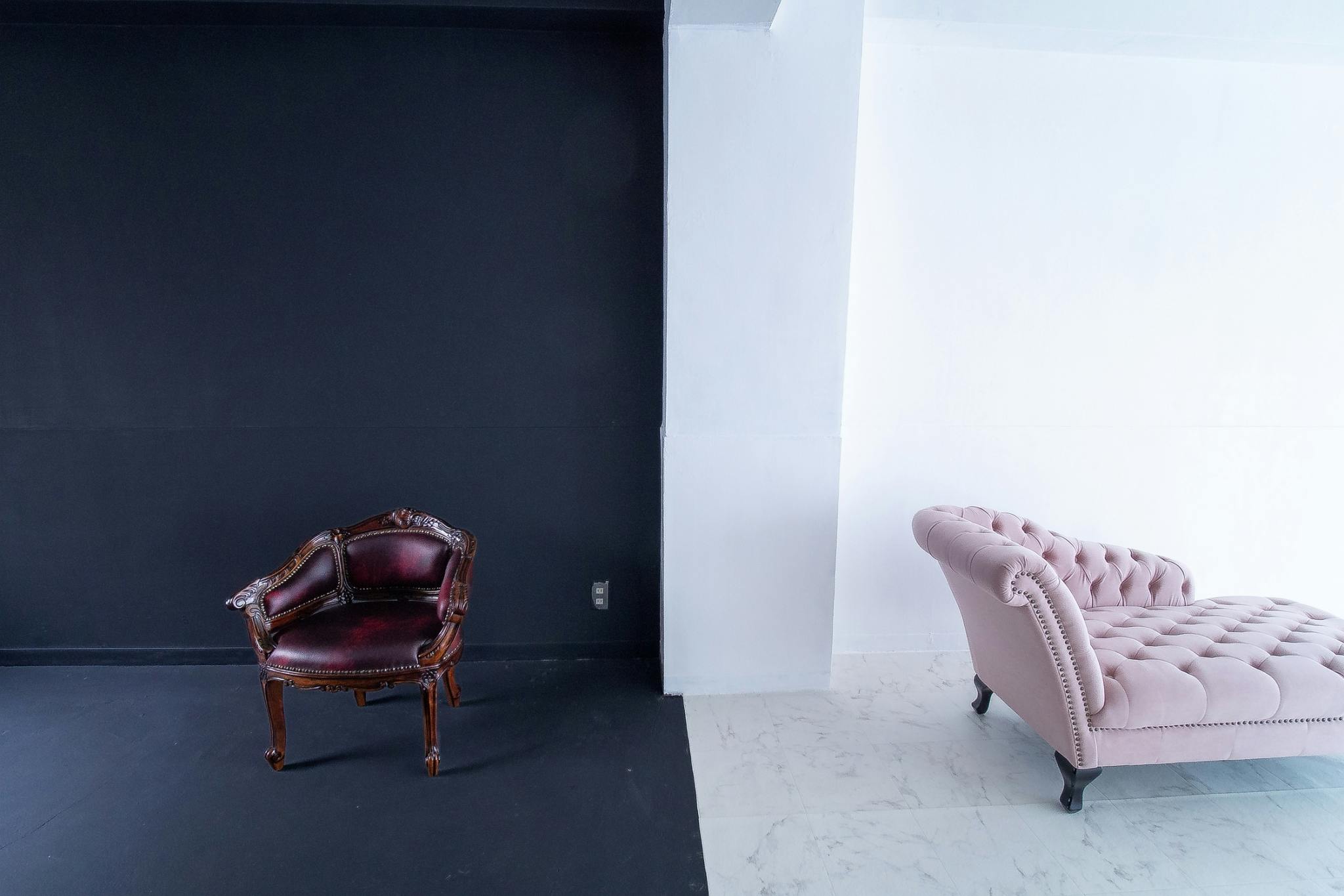 【飯田橋駅1分】ポートレートや宣材写真等の人物撮影や新商品の物撮り、撮影会等の撮影用途に最適な白ホリと黒ホリで撮影できるスタジオスペース