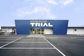 【スーパーセンタートライアル周南店】【ポーチ前:左側(T)】食物販の出店が可能なトライアルマルシェ(キッチンカー/テント・スペース)