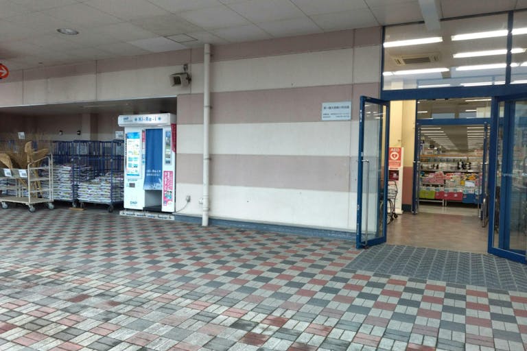 【ミスターマックス 大牟田店】ミスターマックス店頭(証明写真側) 販促プロモーションや物販用途に最適な総合ディスカウントストアの催事イベントスペースの画像2